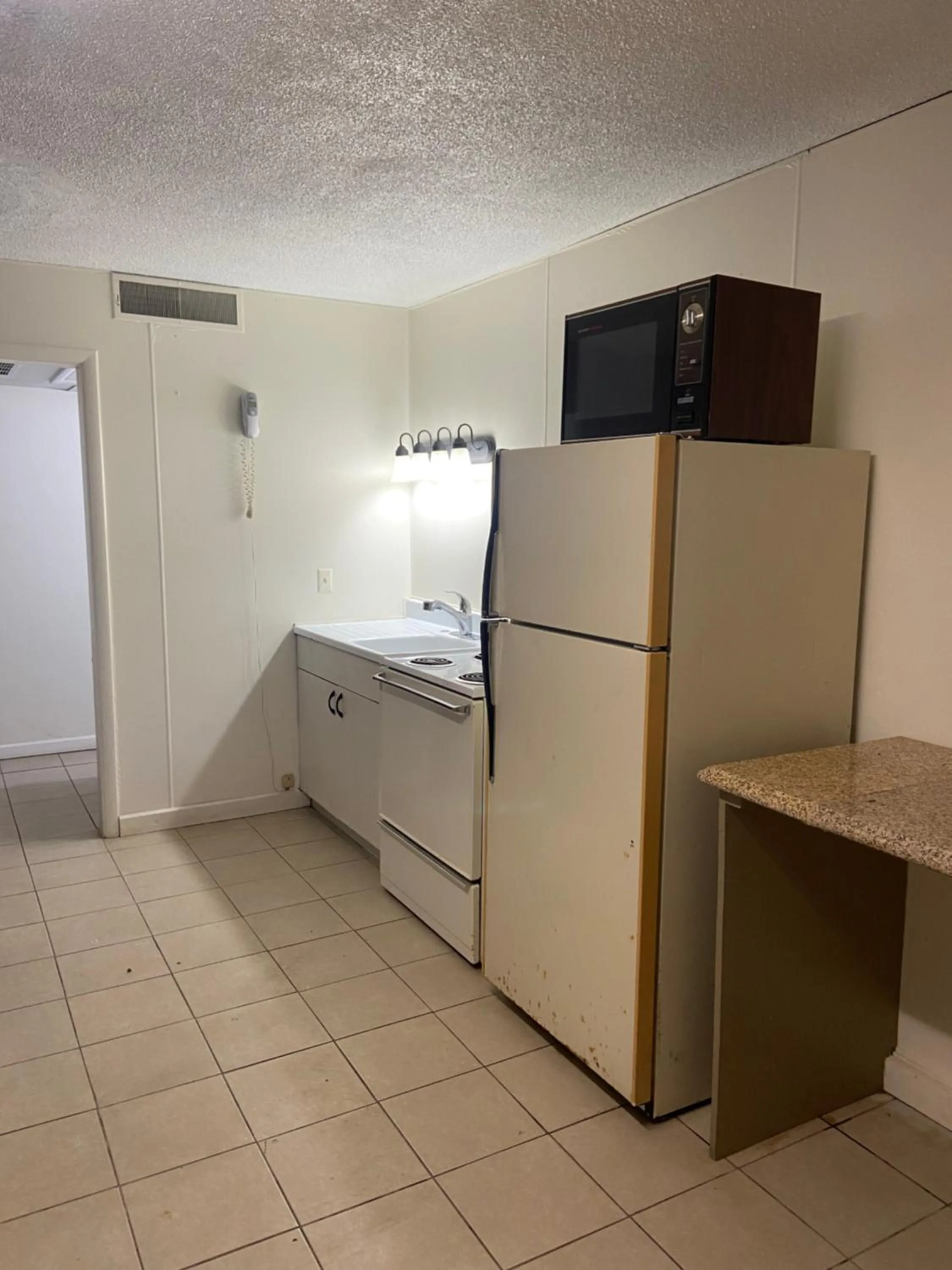 Kitchen or kitchenette in Hastings Inn