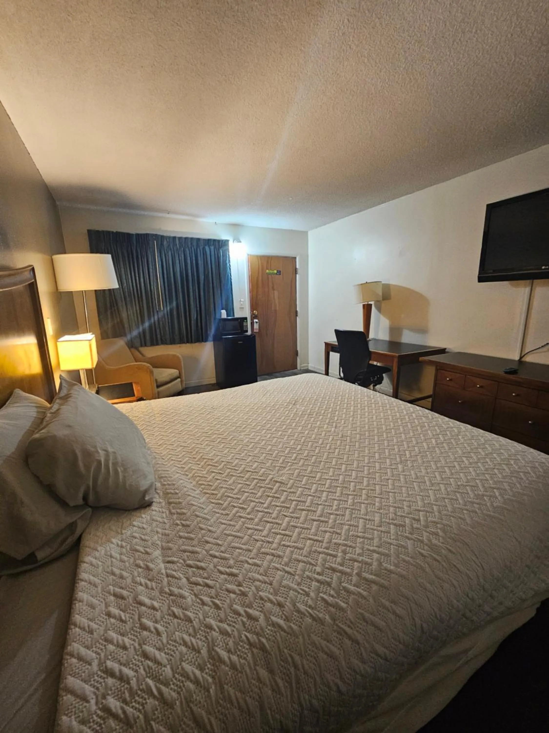 Bedroom, Bed in Hastings Inn