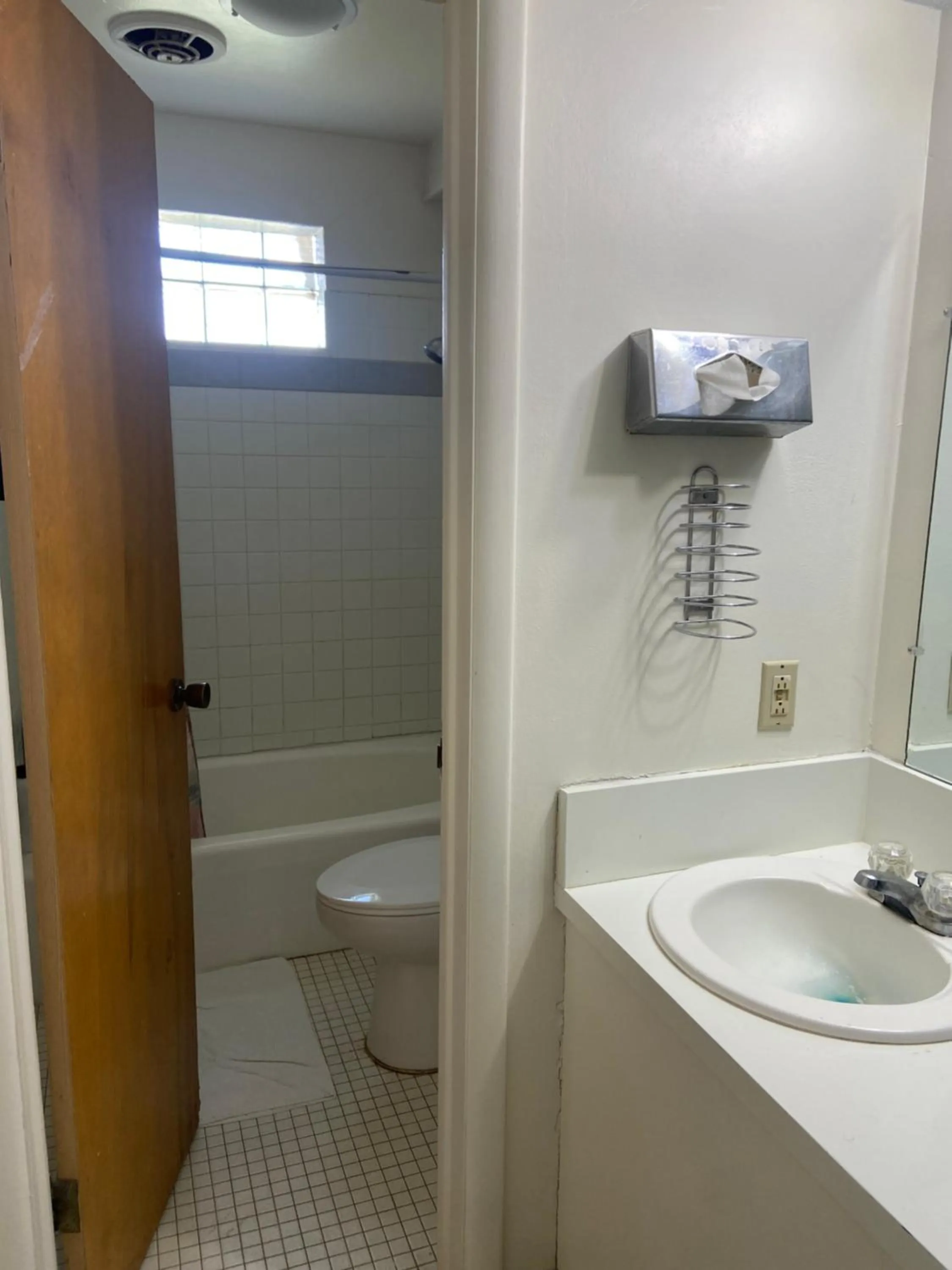 Shower in Hastings Inn