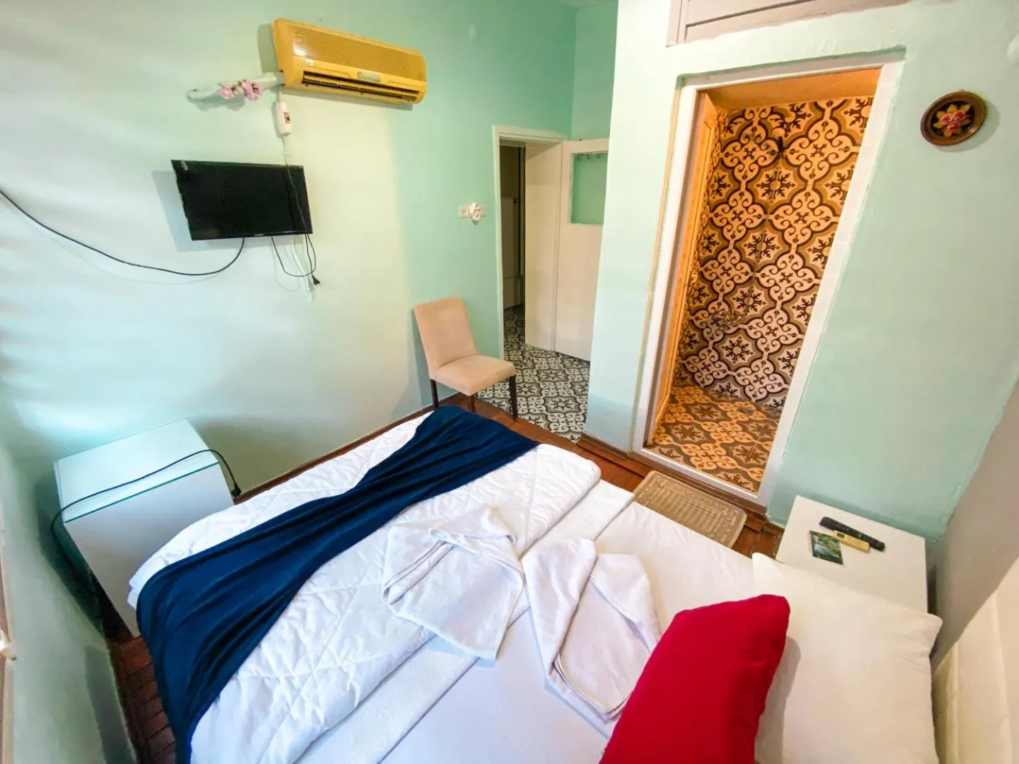 Communal lounge/ TV room, Bed in CityHub