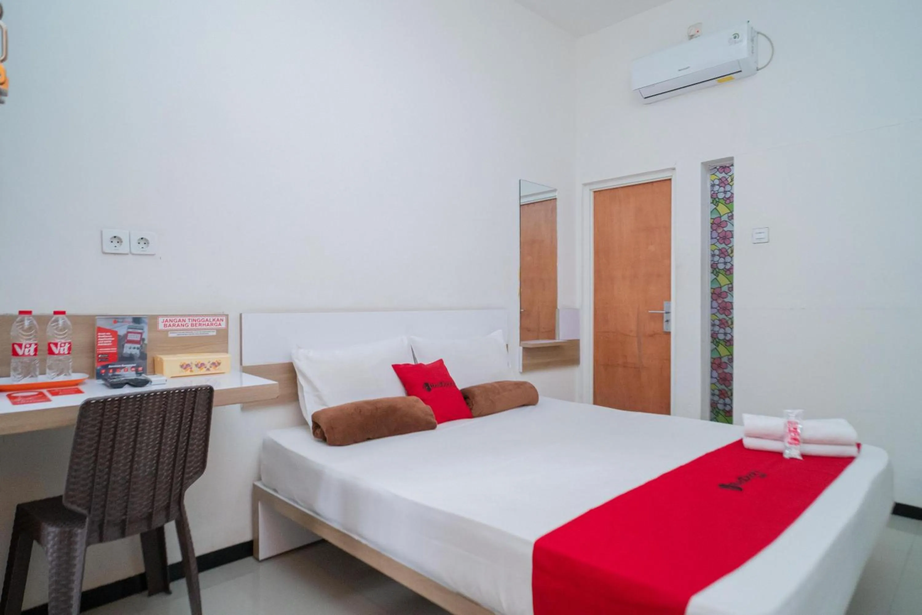 Bedroom, Bed in RedDoorz Syariah near Transmart MX Malang