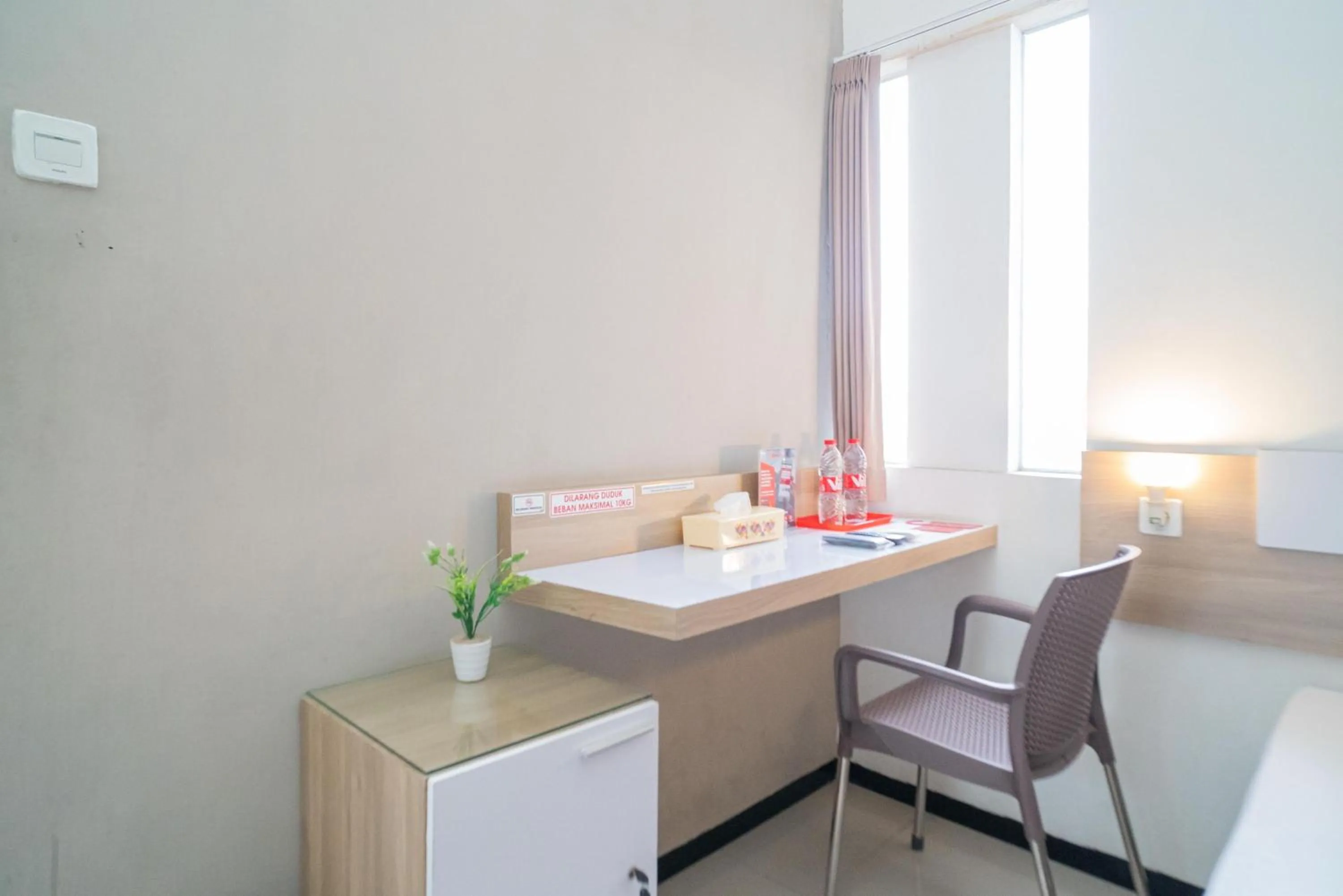 Bedroom, Bed in RedDoorz Syariah near Transmart MX Malang