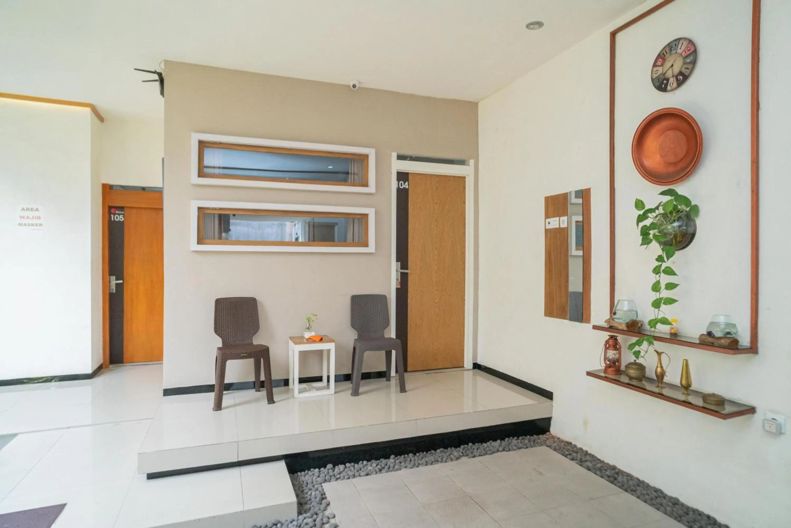 Seating area in RedDoorz Syariah near Transmart MX Malang