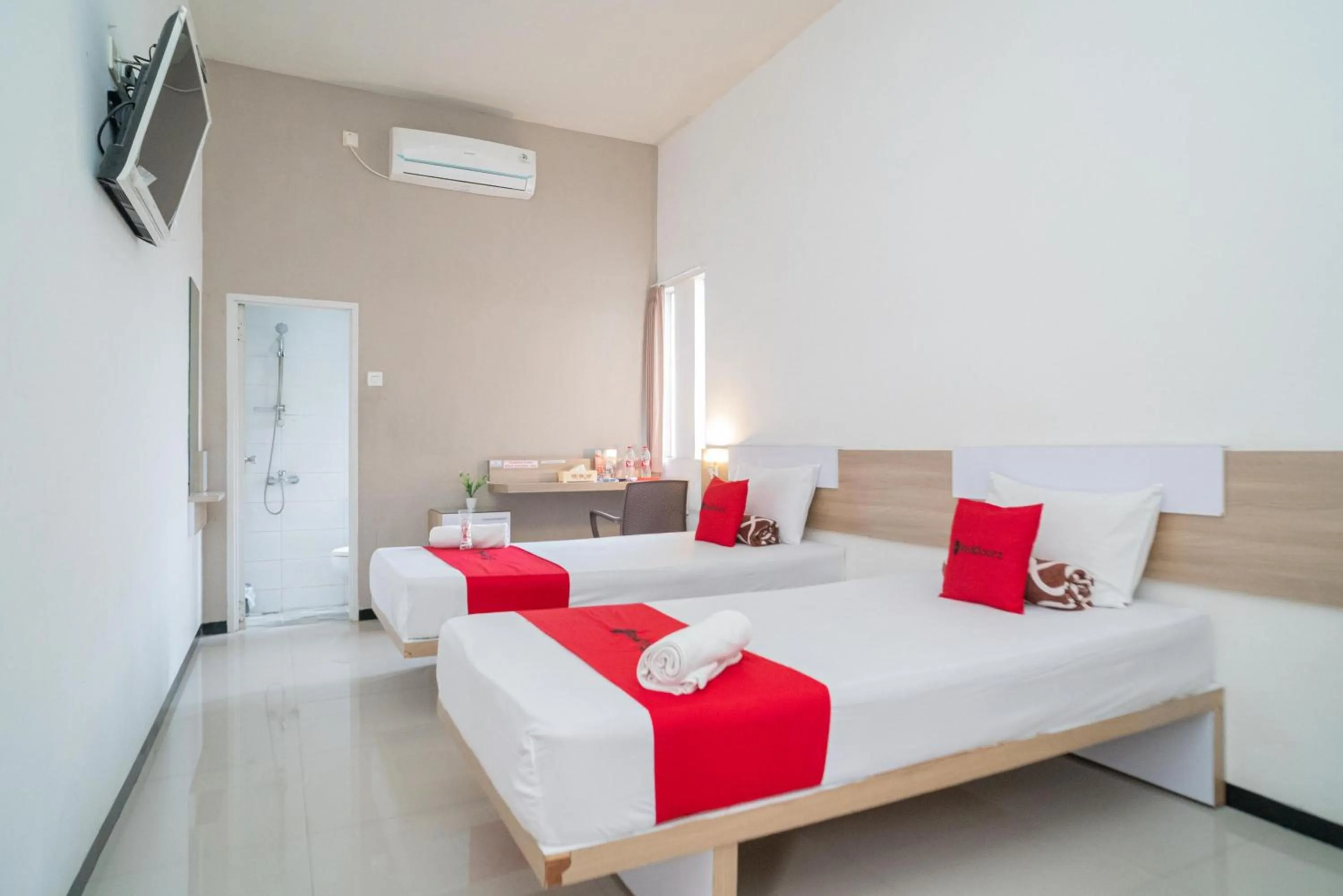 Bedroom, Bed in RedDoorz Syariah near Transmart MX Malang