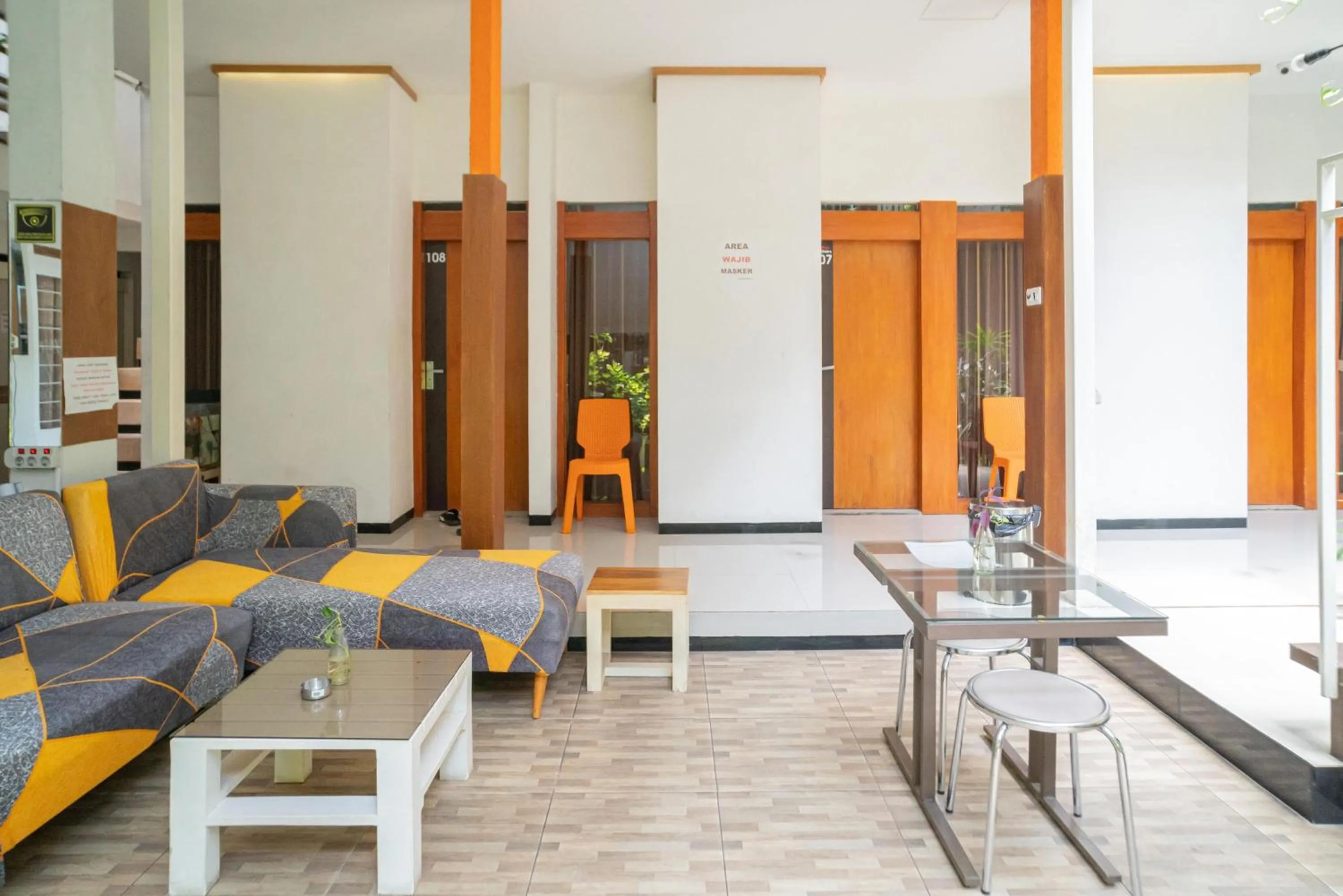 Lobby or reception in RedDoorz Syariah near Transmart MX Malang