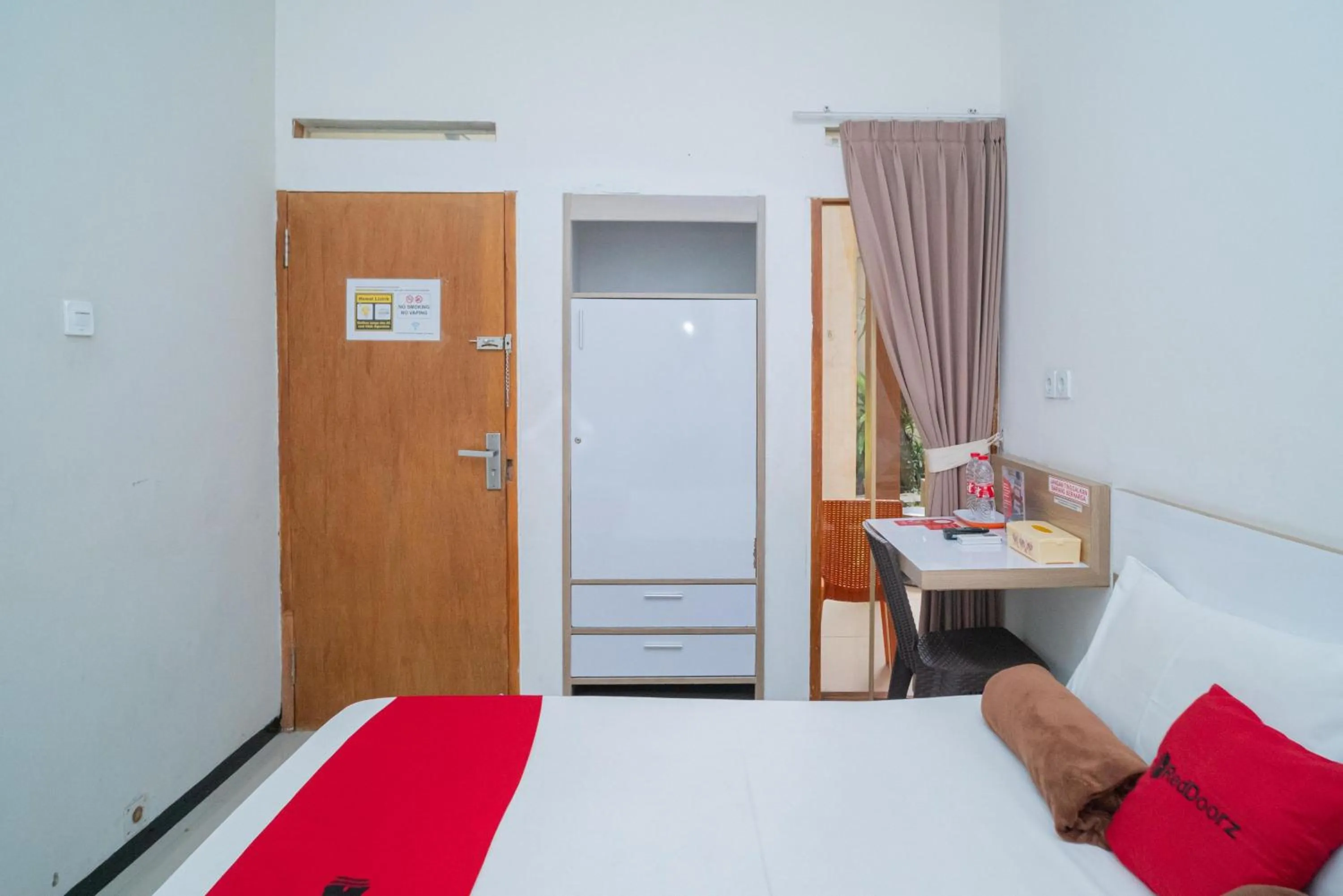 Bedroom, Bed in RedDoorz Syariah near Transmart MX Malang