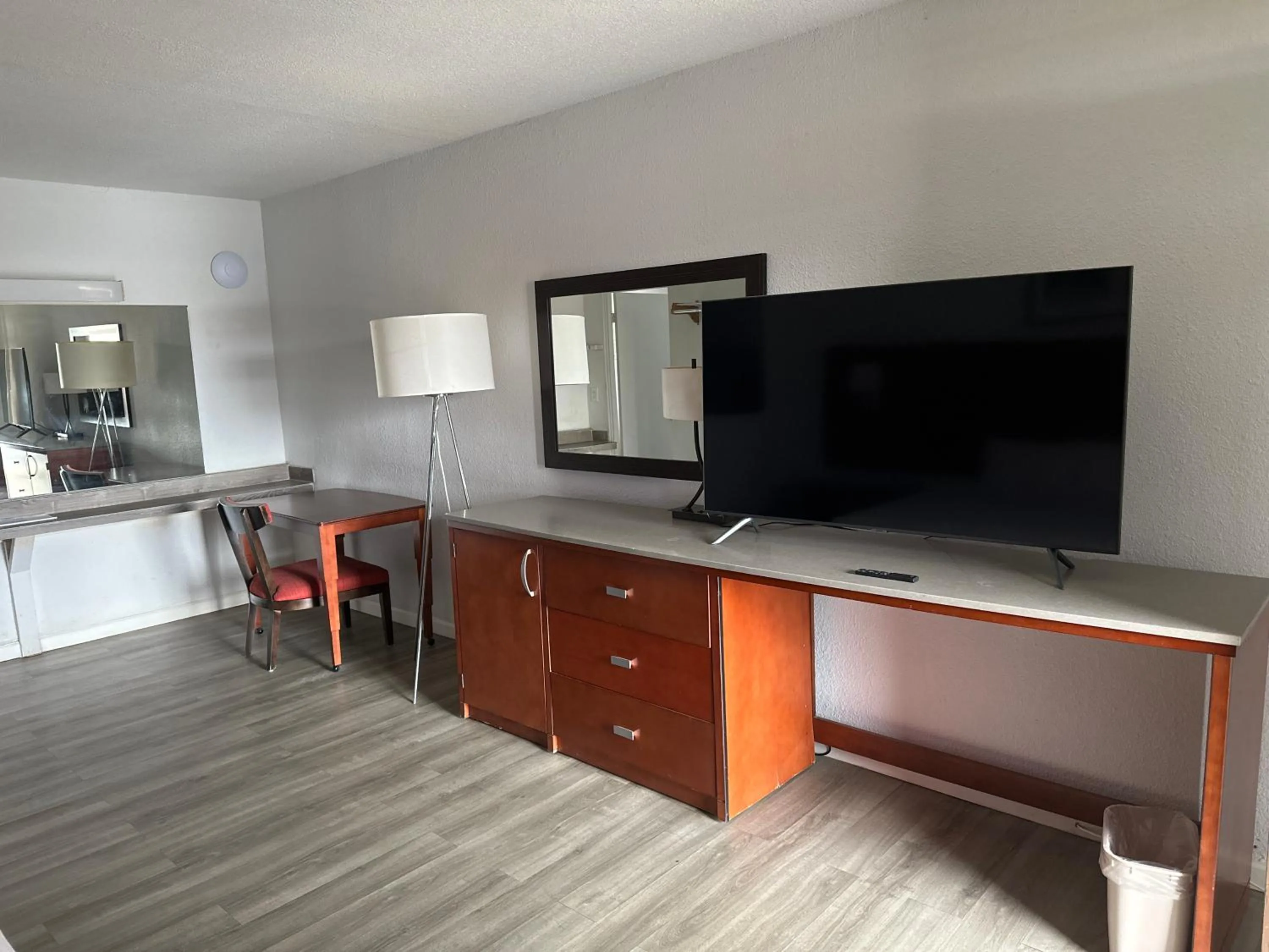 TV and multimedia in Travelodge by Wyndham Parker