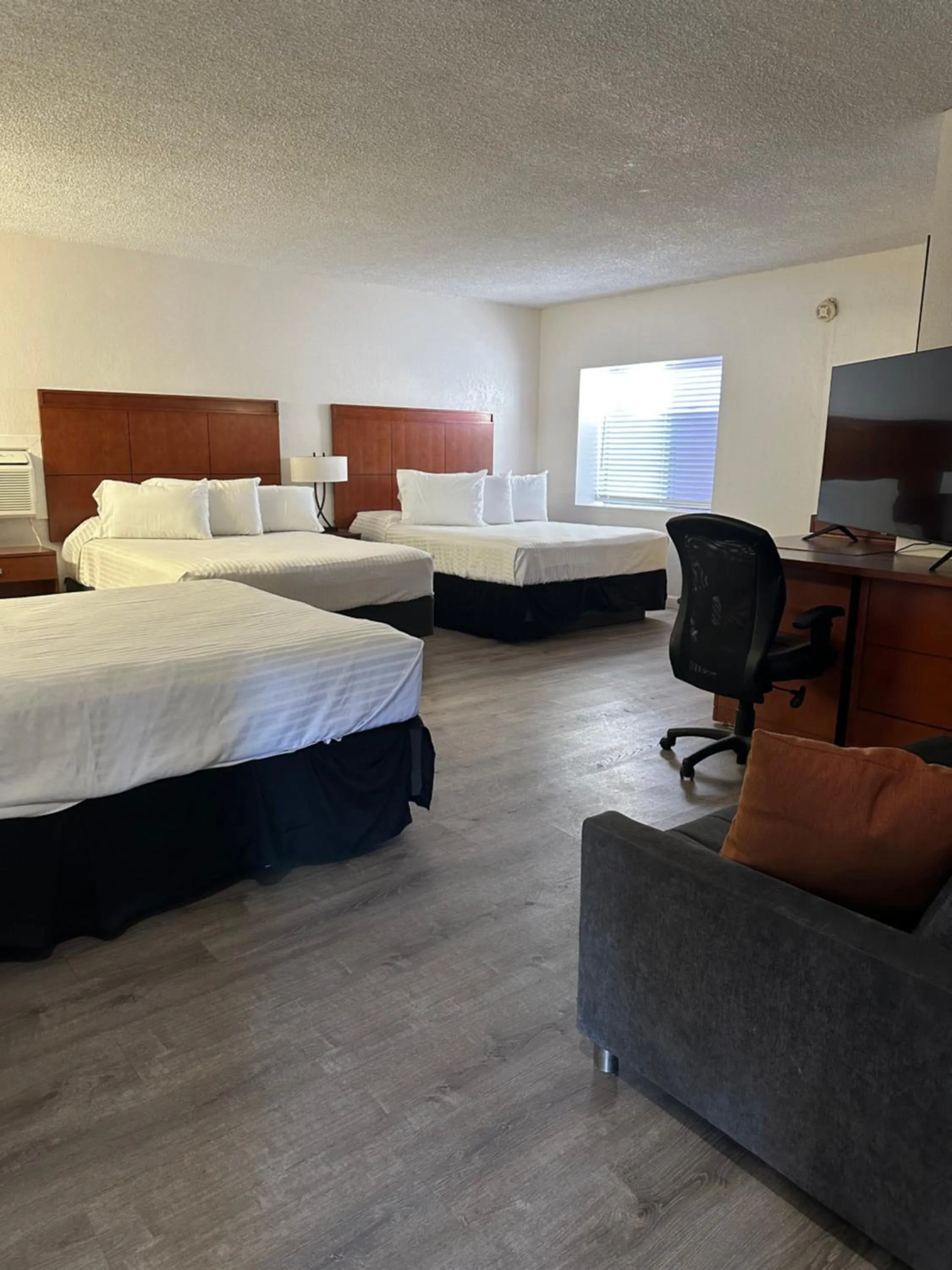 Photo of the whole room, Bed in Travelodge by Wyndham Parker