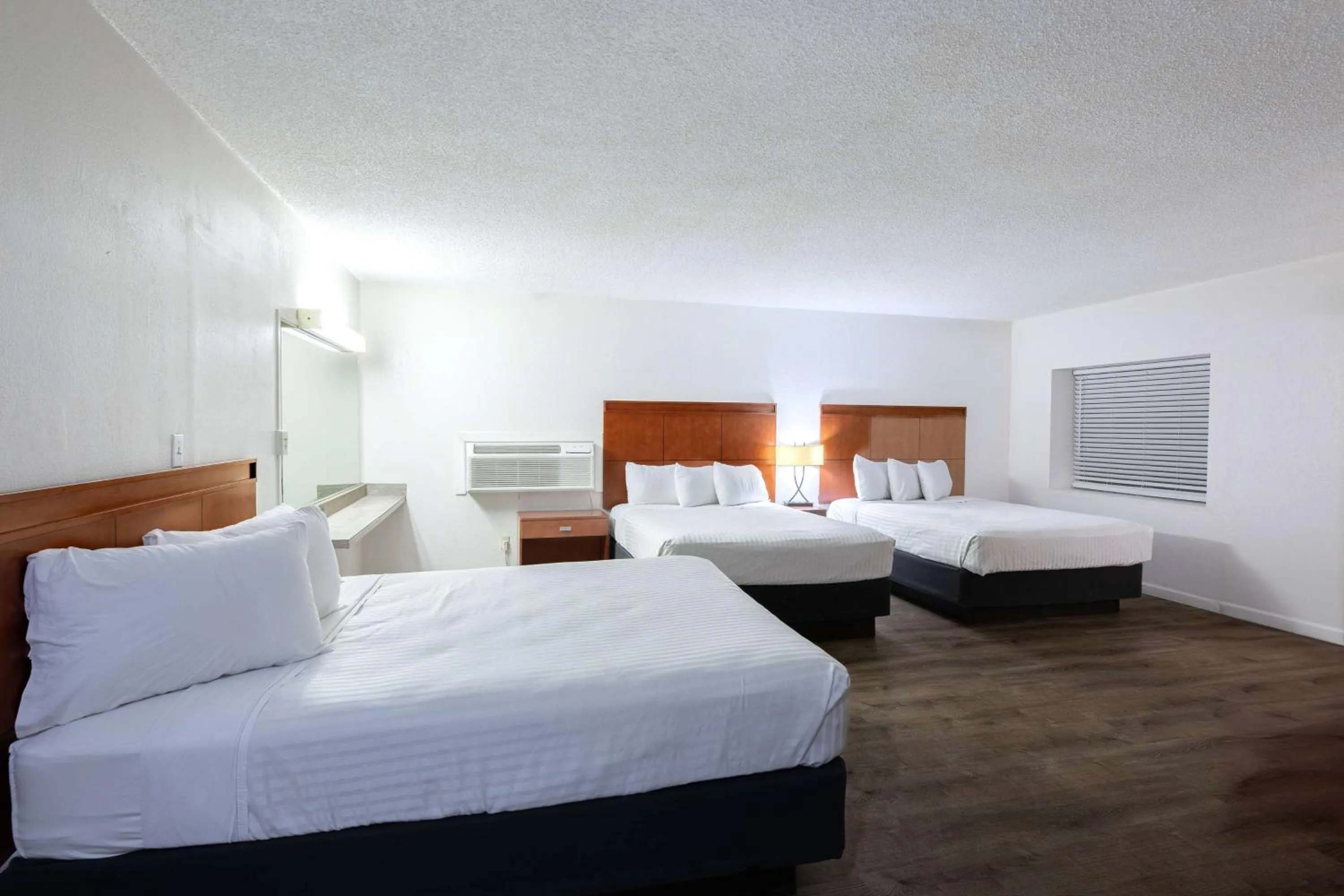 Photo of the whole room, Bed in Travelodge by Wyndham Parker