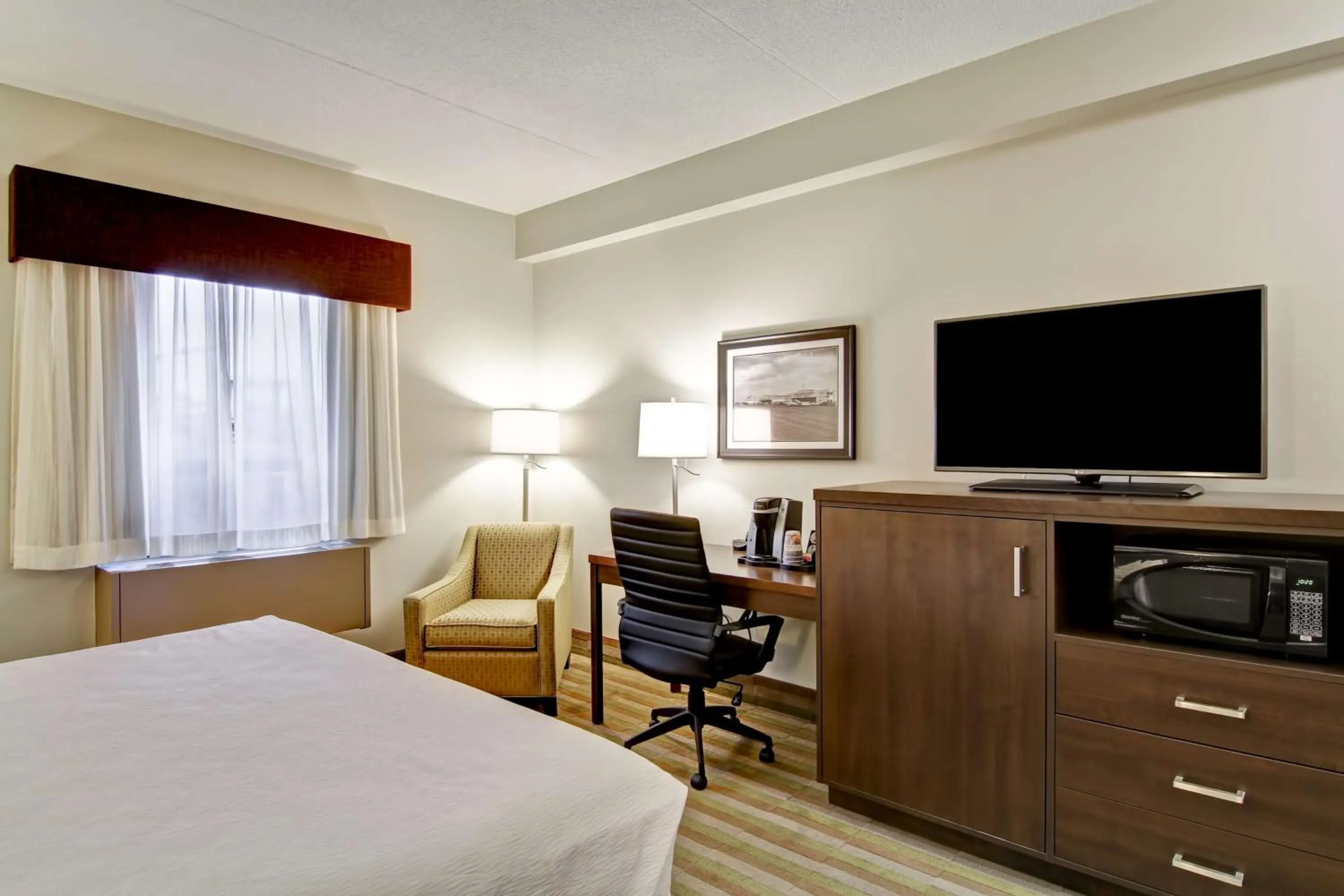 Bedroom, Bed in Best Western London Airport Inn & Suites