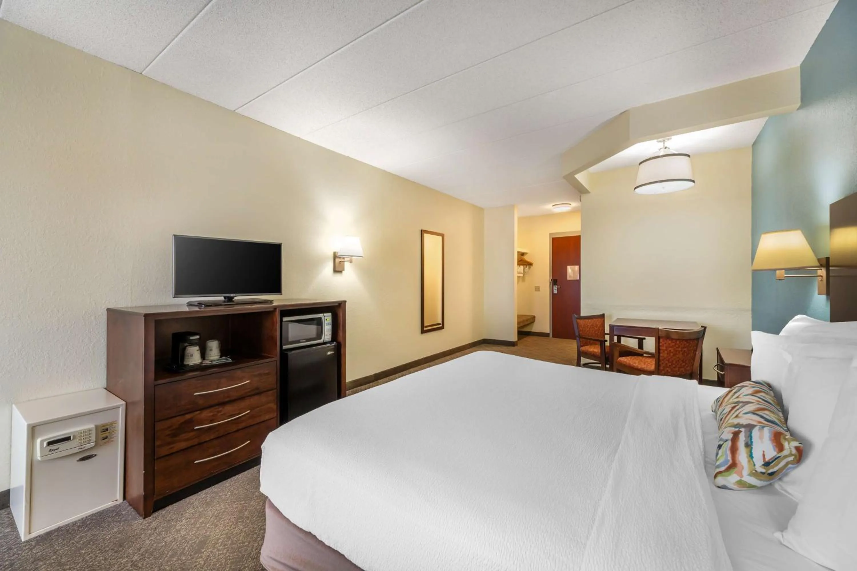 Bedroom, Bed in Best Western Port Clinton