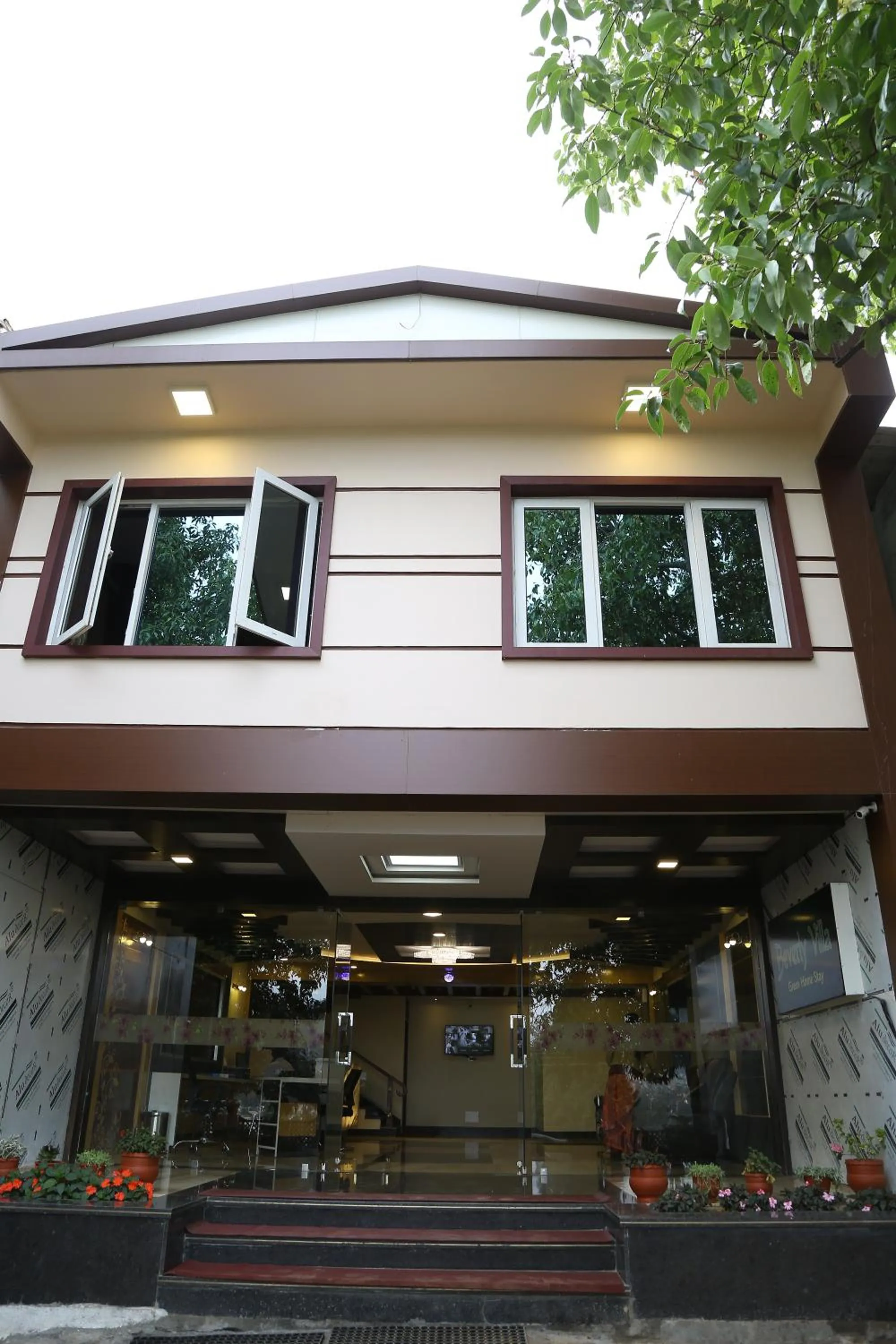 Property building in Beverly villa