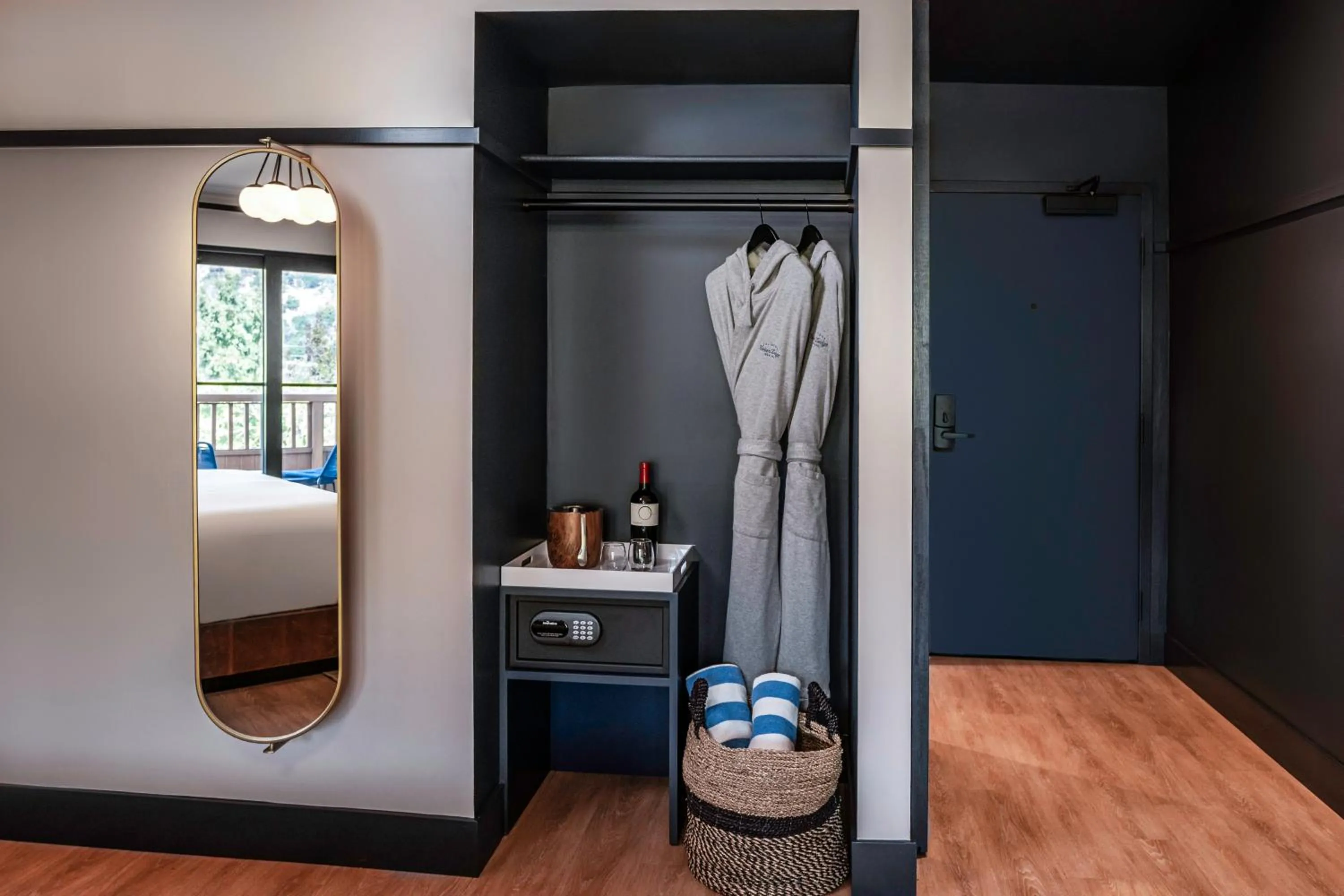 wardrobe, Bed in Calistoga Motor Lodge and Spa