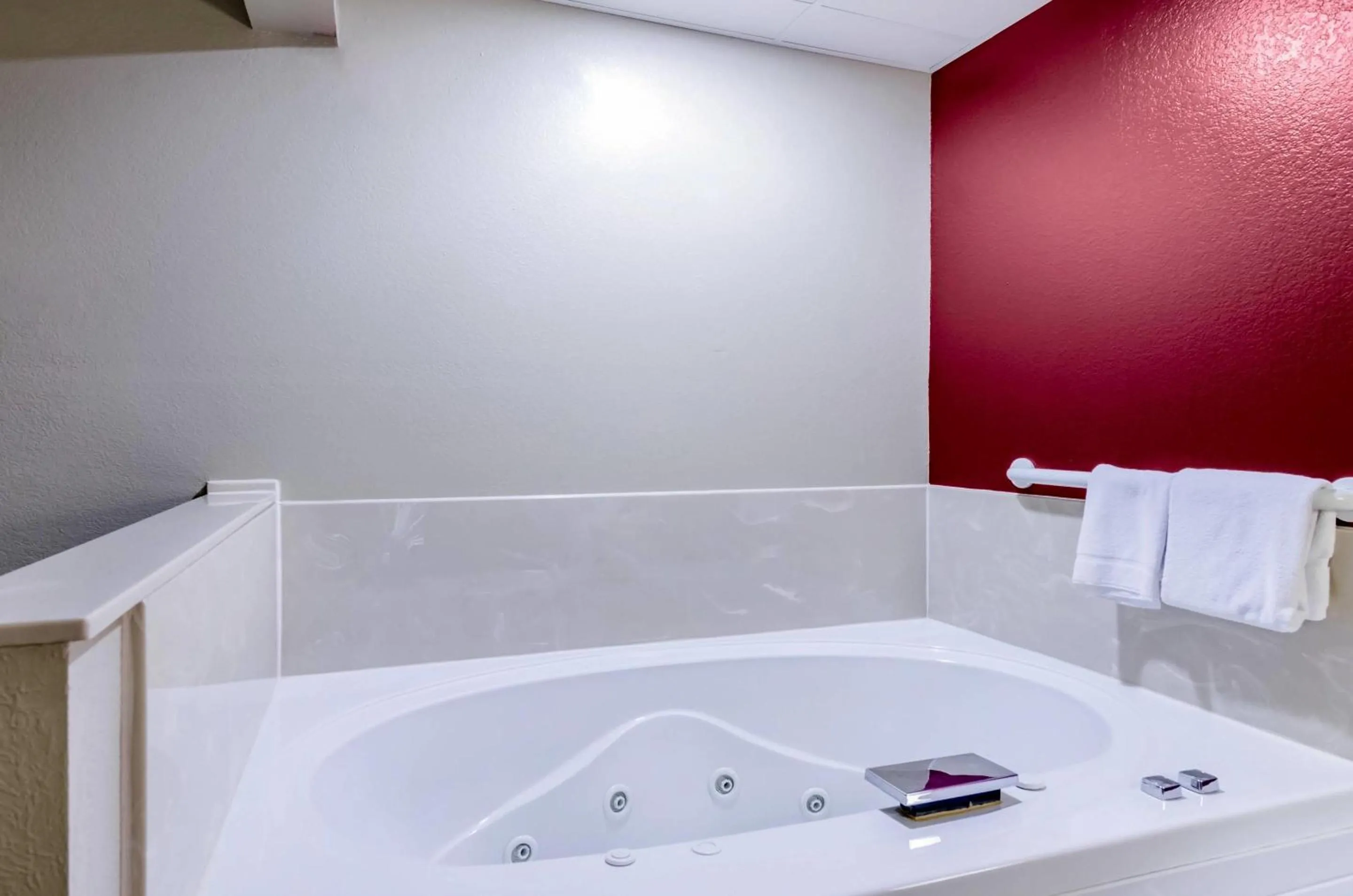 Hot Tub in Rodeway Inn Hesston