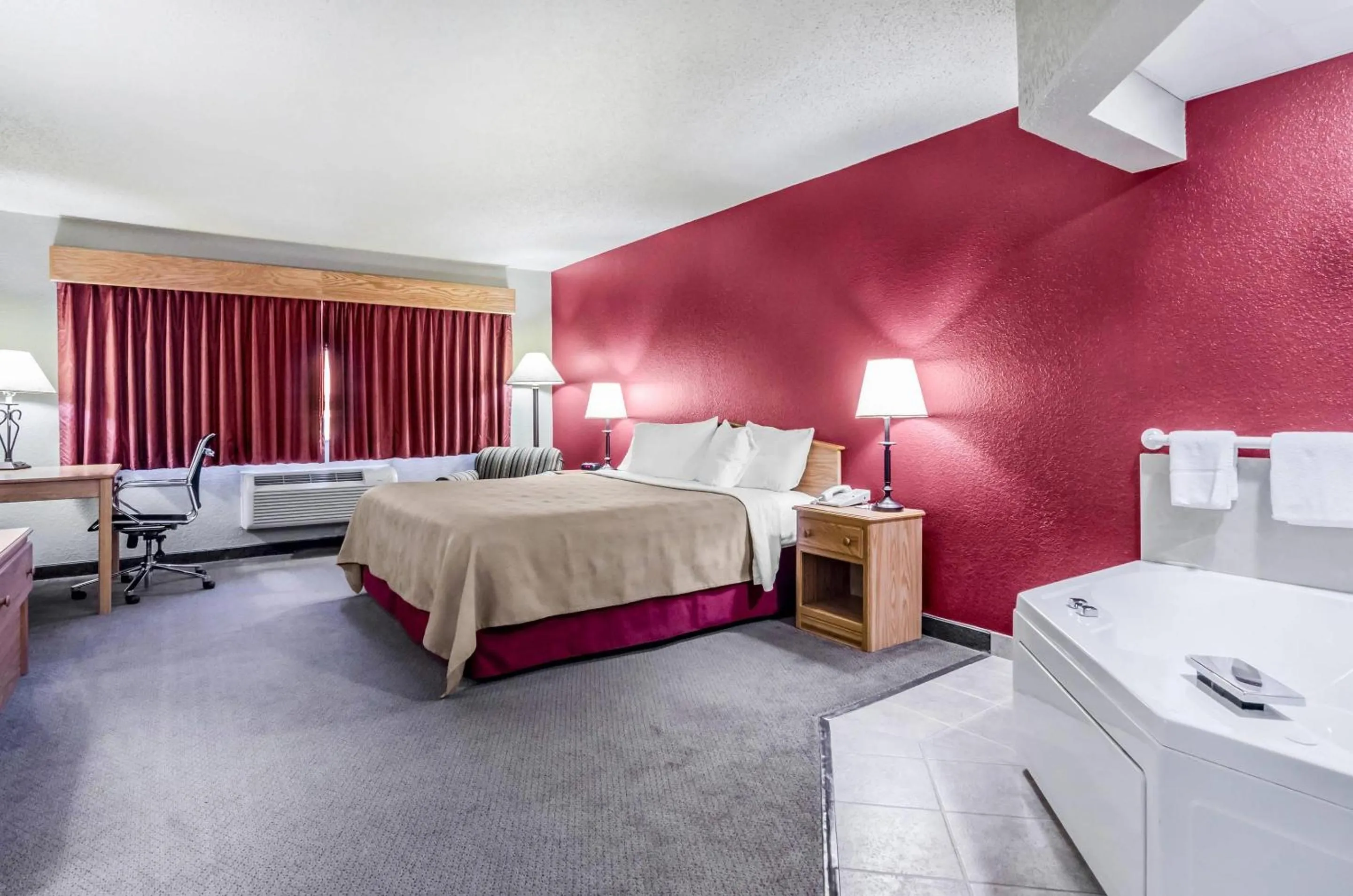 Bedroom, Bed in Rodeway Inn Hesston