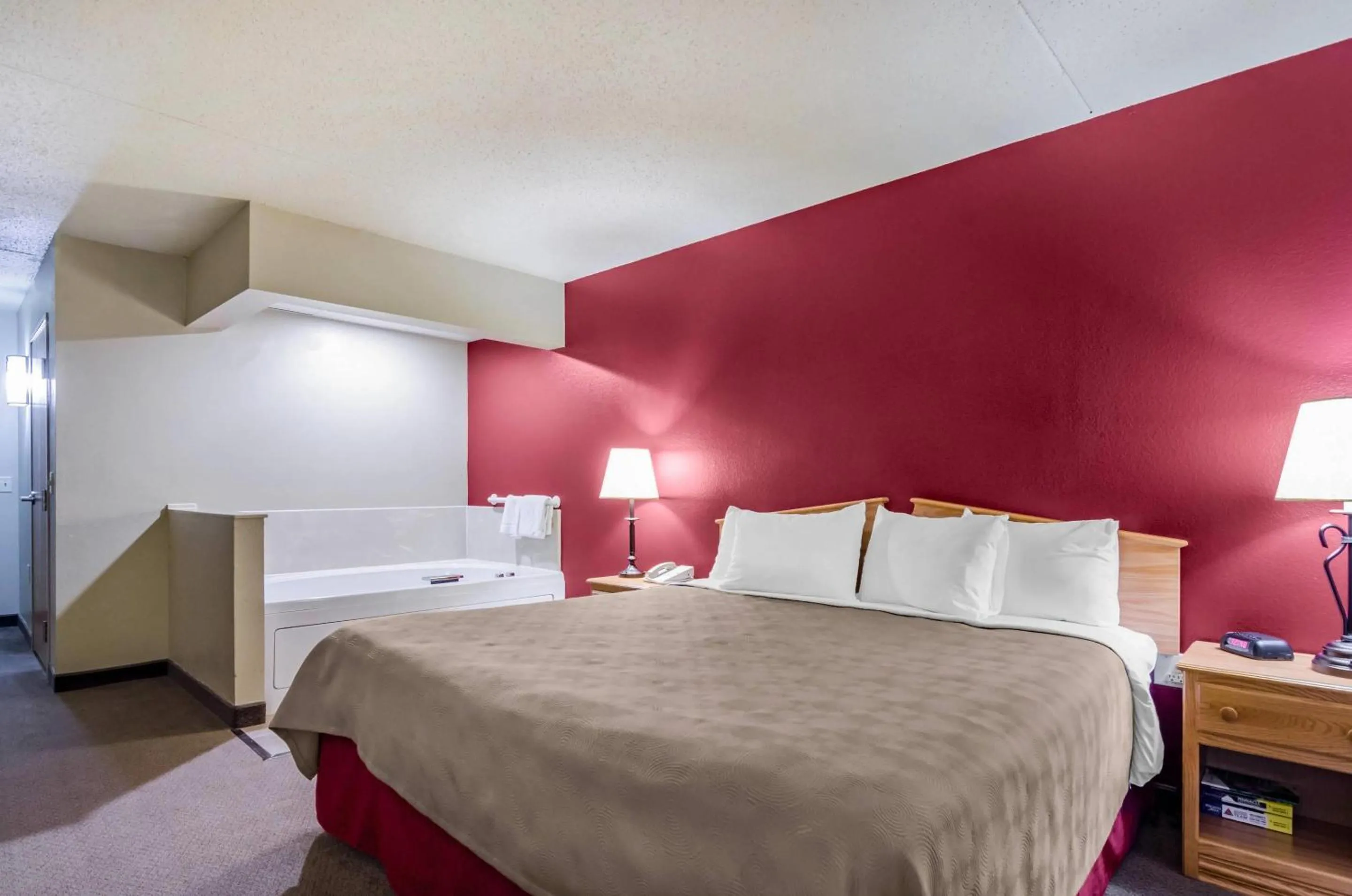 Bedroom, Bed in Rodeway Inn Hesston