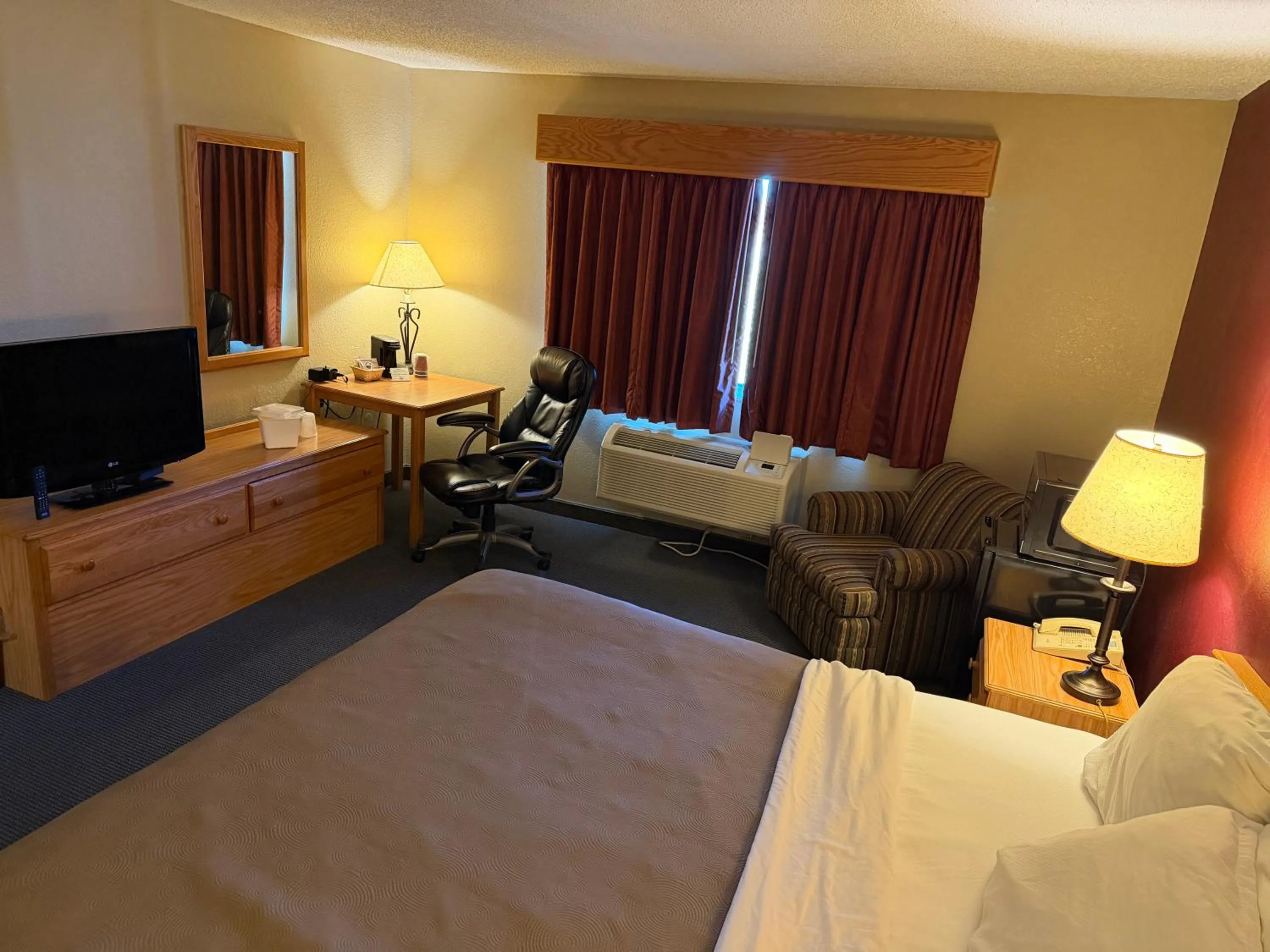 Photo of the whole room, Bed in Rodeway Inn Hesston