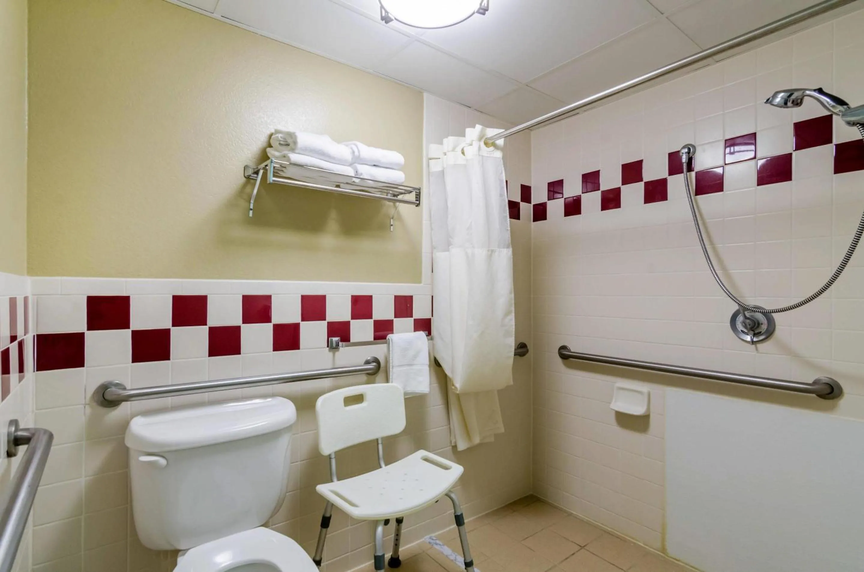 Bedroom in Rodeway Inn Hesston