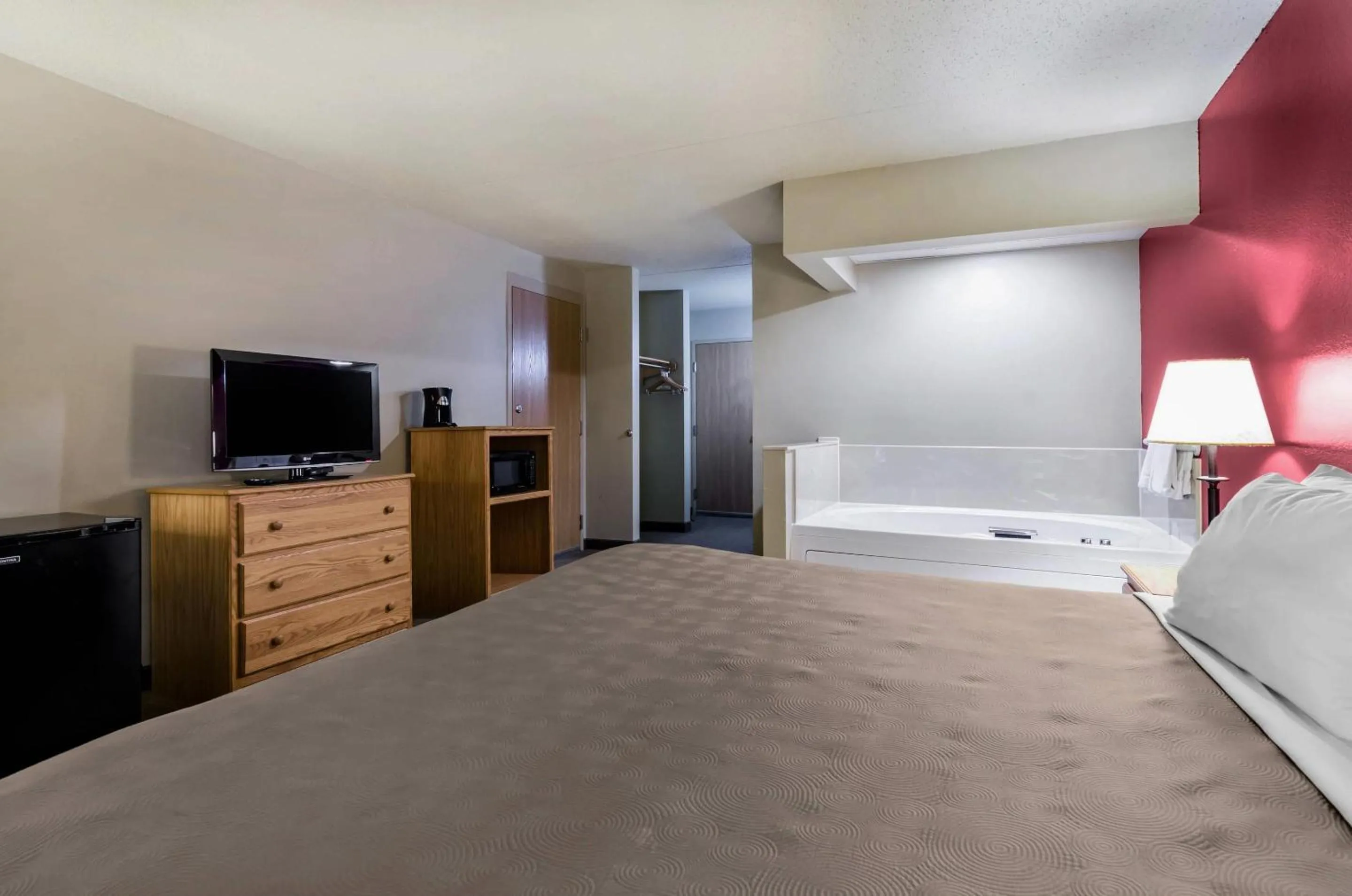 Hot Tub, Bed in Rodeway Inn Hesston