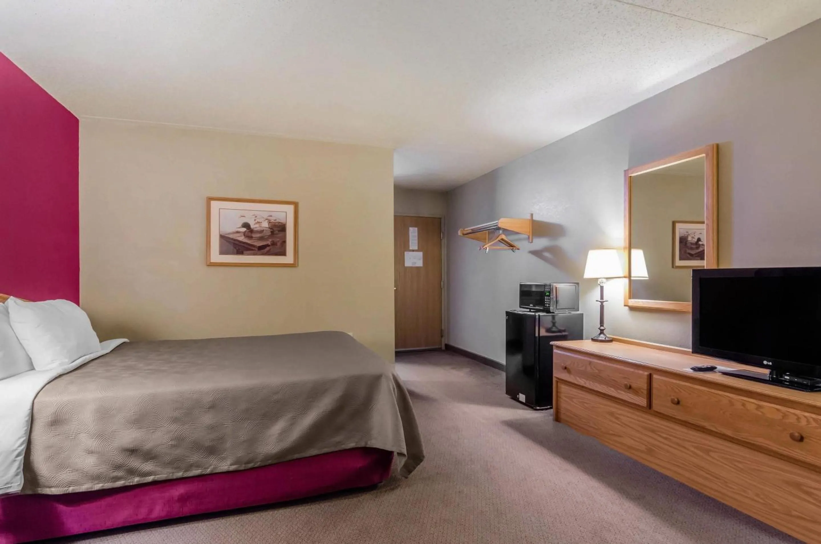 Bedroom, Bed in Rodeway Inn Hesston