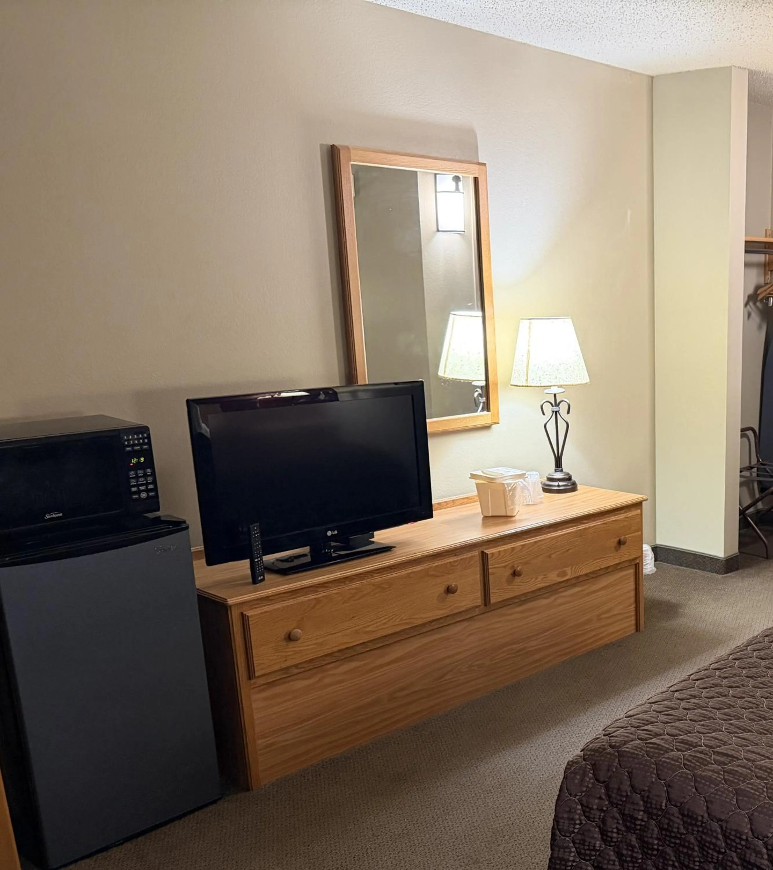 TV and multimedia in Rodeway Inn Hesston