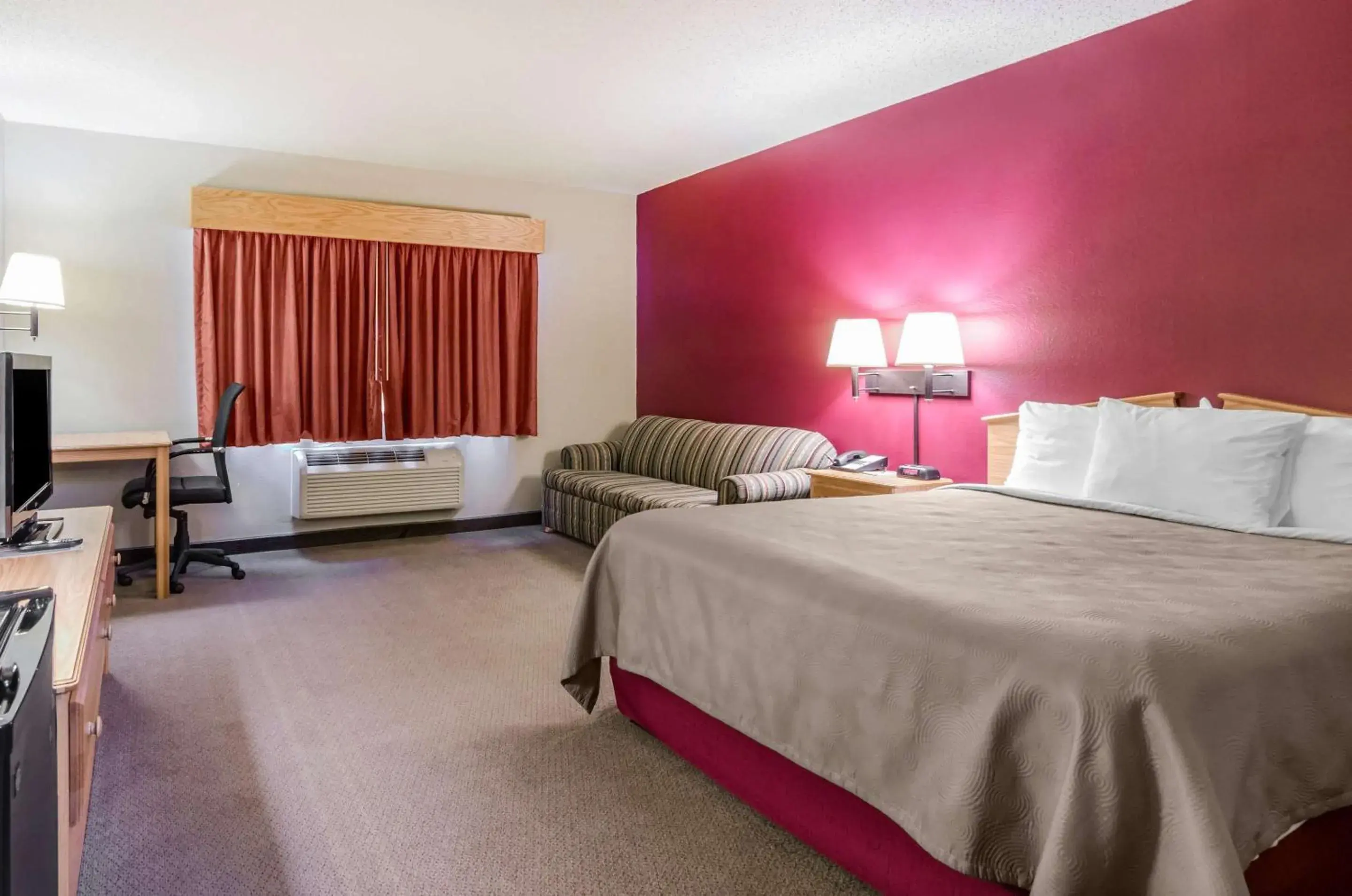 Standard Queen Room with Sofa Bed in Rodeway Inn Hesston Standard Queen Room with Sofa Bed in Rodeway Inn Hesston