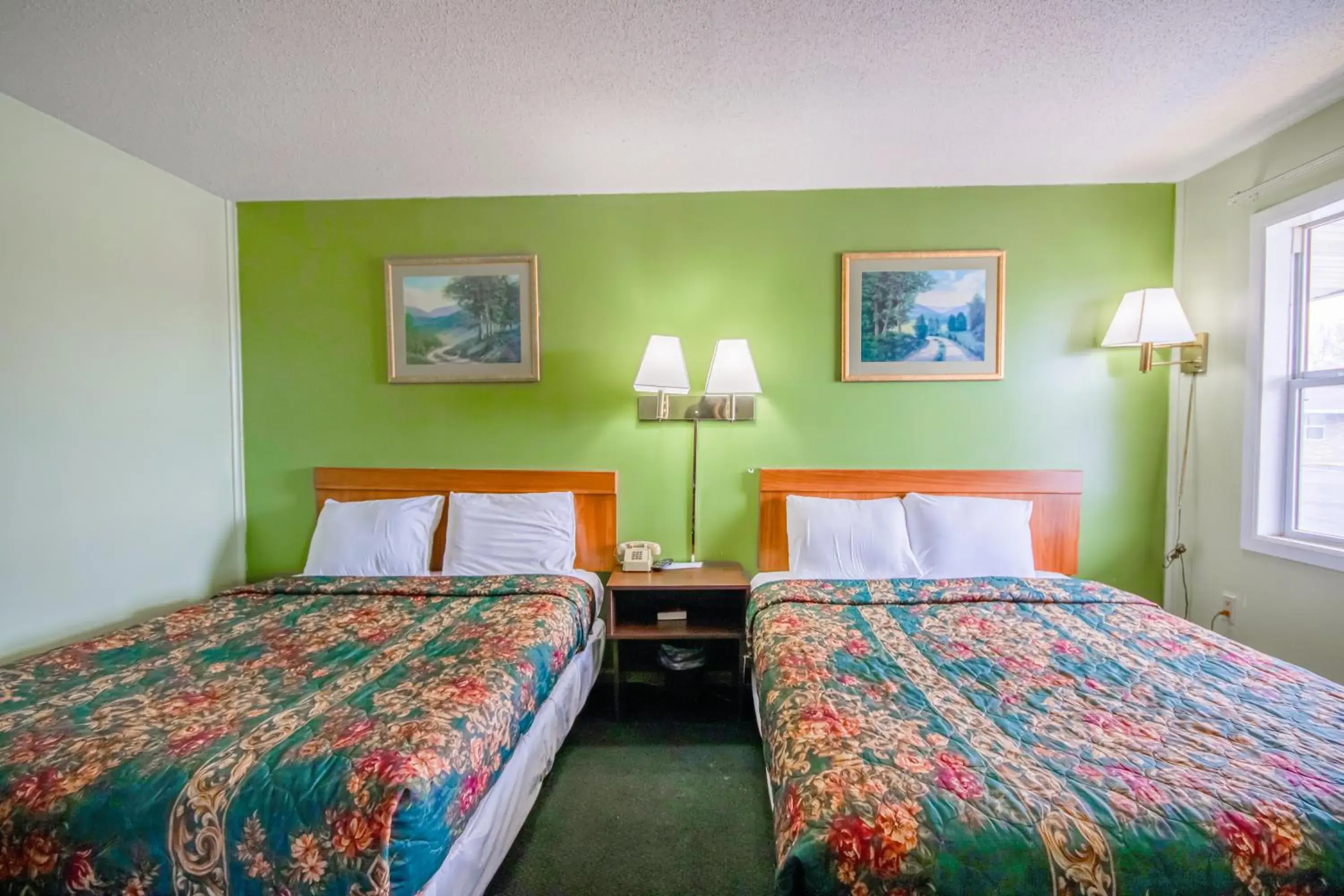 3 Queen Beds Smoking in OYO Travelier Motel 3 Queen Beds Smoking in OYO Travelier Motel