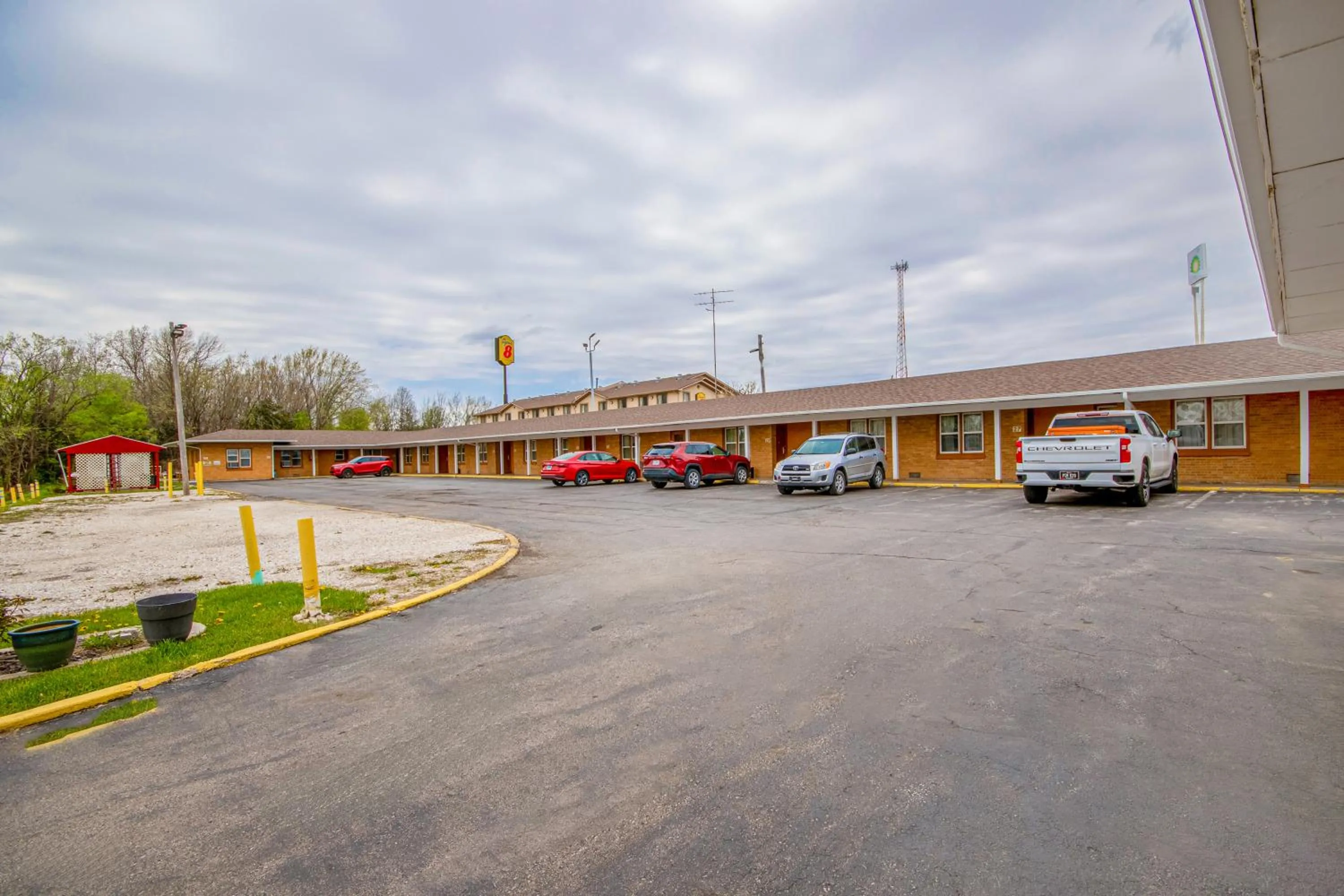 Parking in OYO Travelier Motel