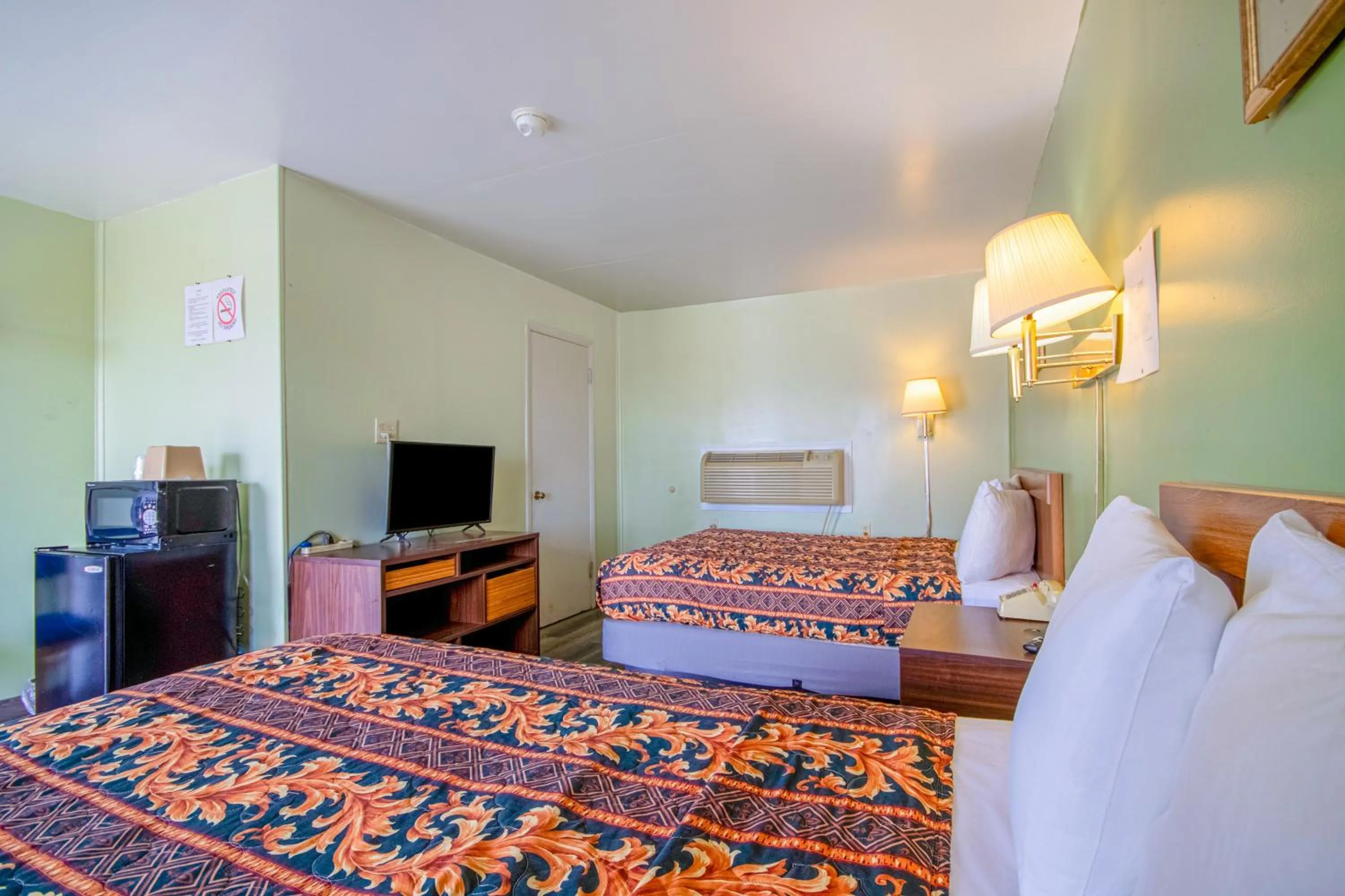 Bedroom, Bed in OYO Travelier Motel