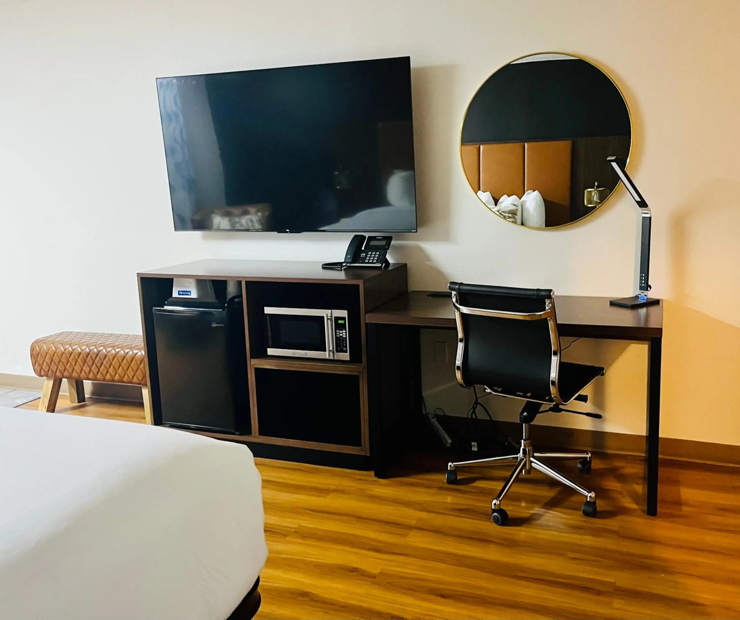 TV and multimedia in Travelodge by Wyndham Wall