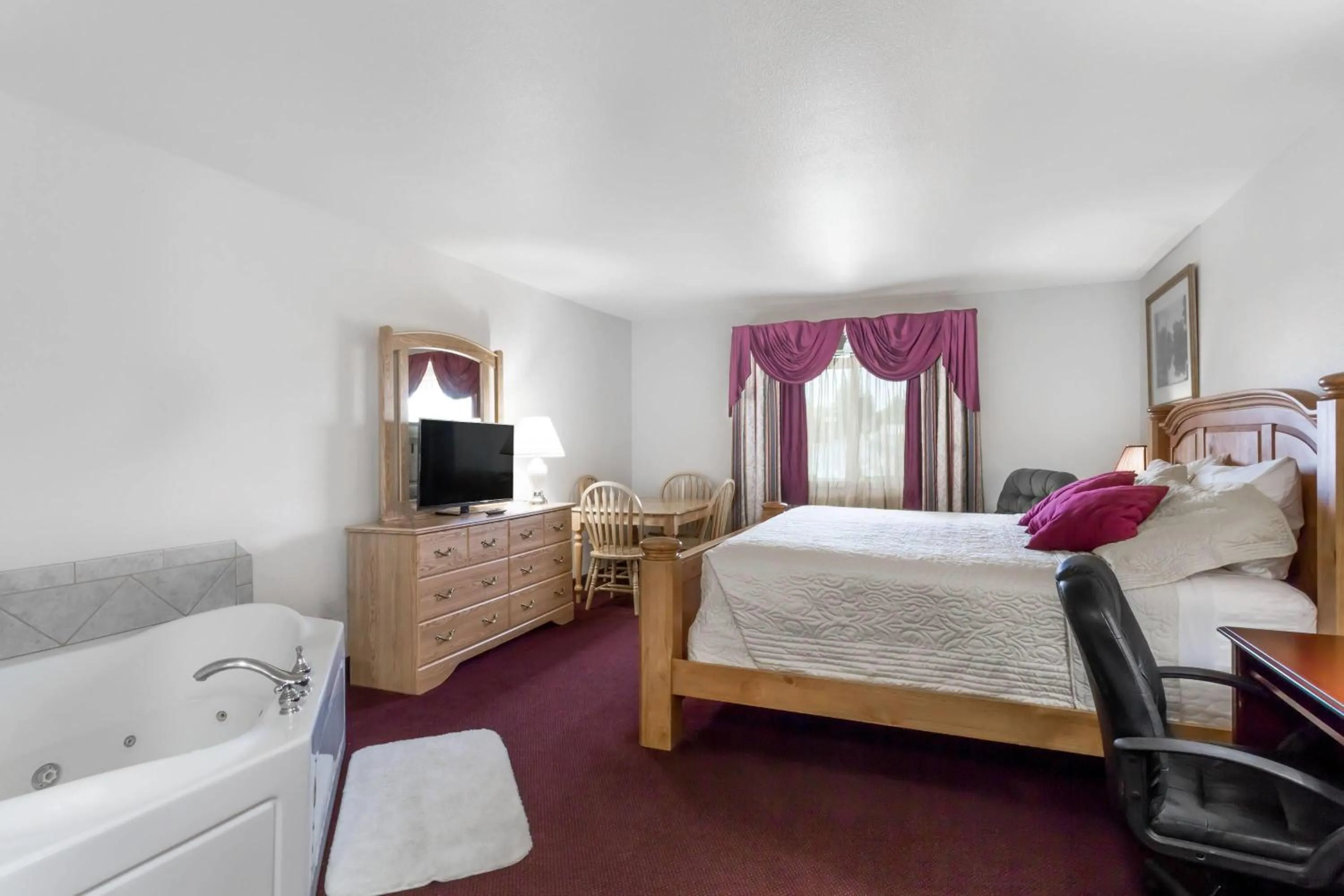 Photo of the whole room, Bed in Super 8 by Wyndham Rexburg
