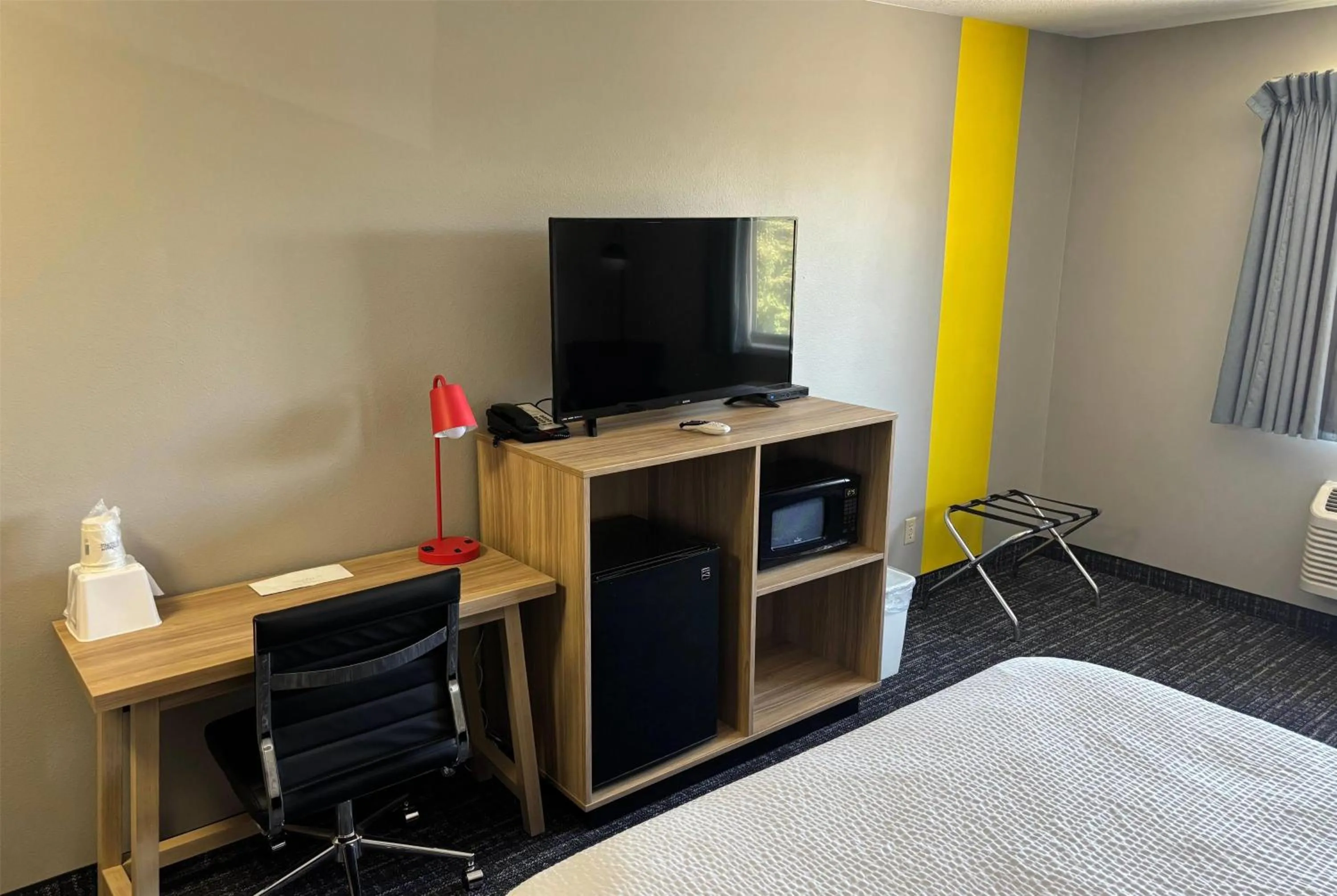 Photo of the whole room, Bed in Super 8 by Wyndham Rexburg