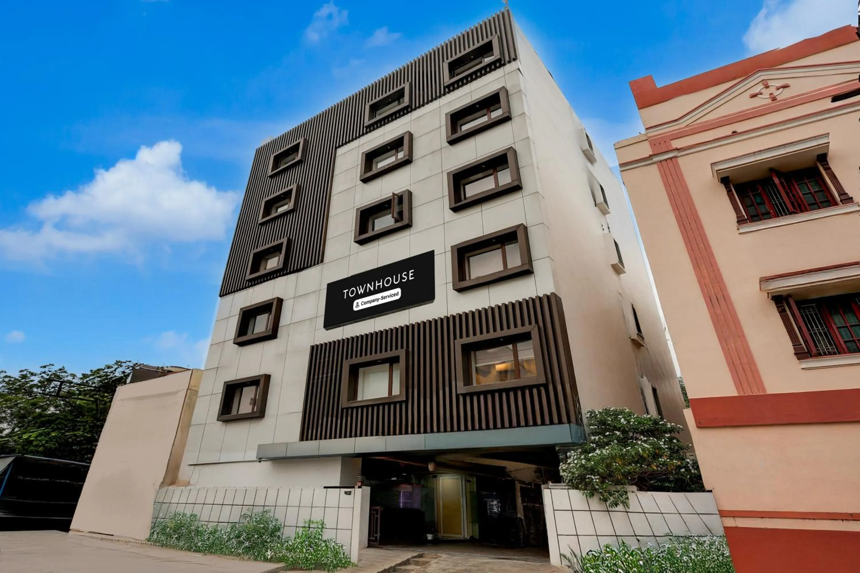 Facade/entrance in Super Townhouse V Hotel