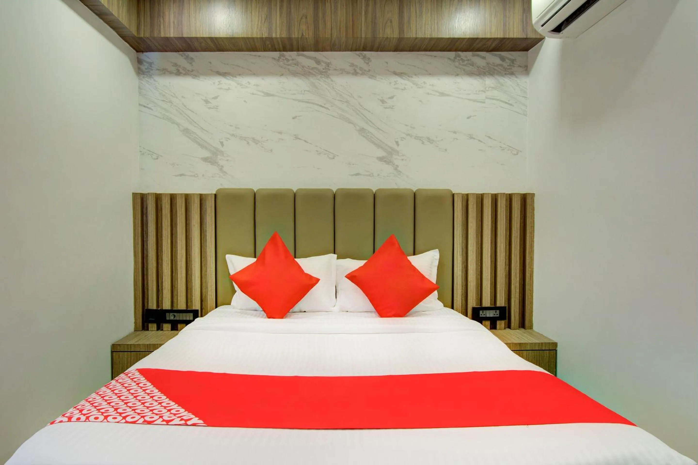 Bedroom, Bed in Super Capital O V Hotel