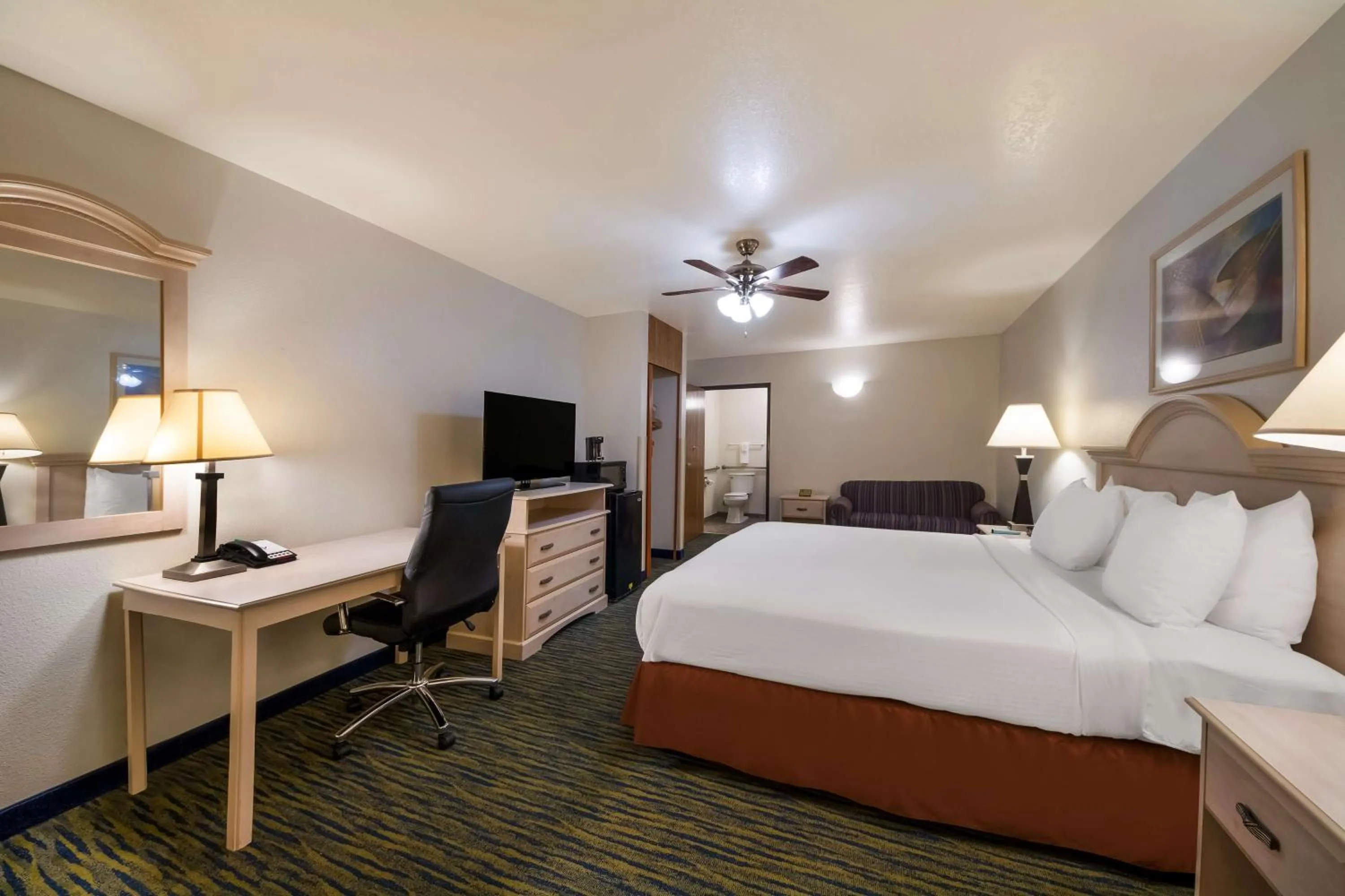 Bedroom, Bed in SureStay Hotel by Best Western Falfurrias