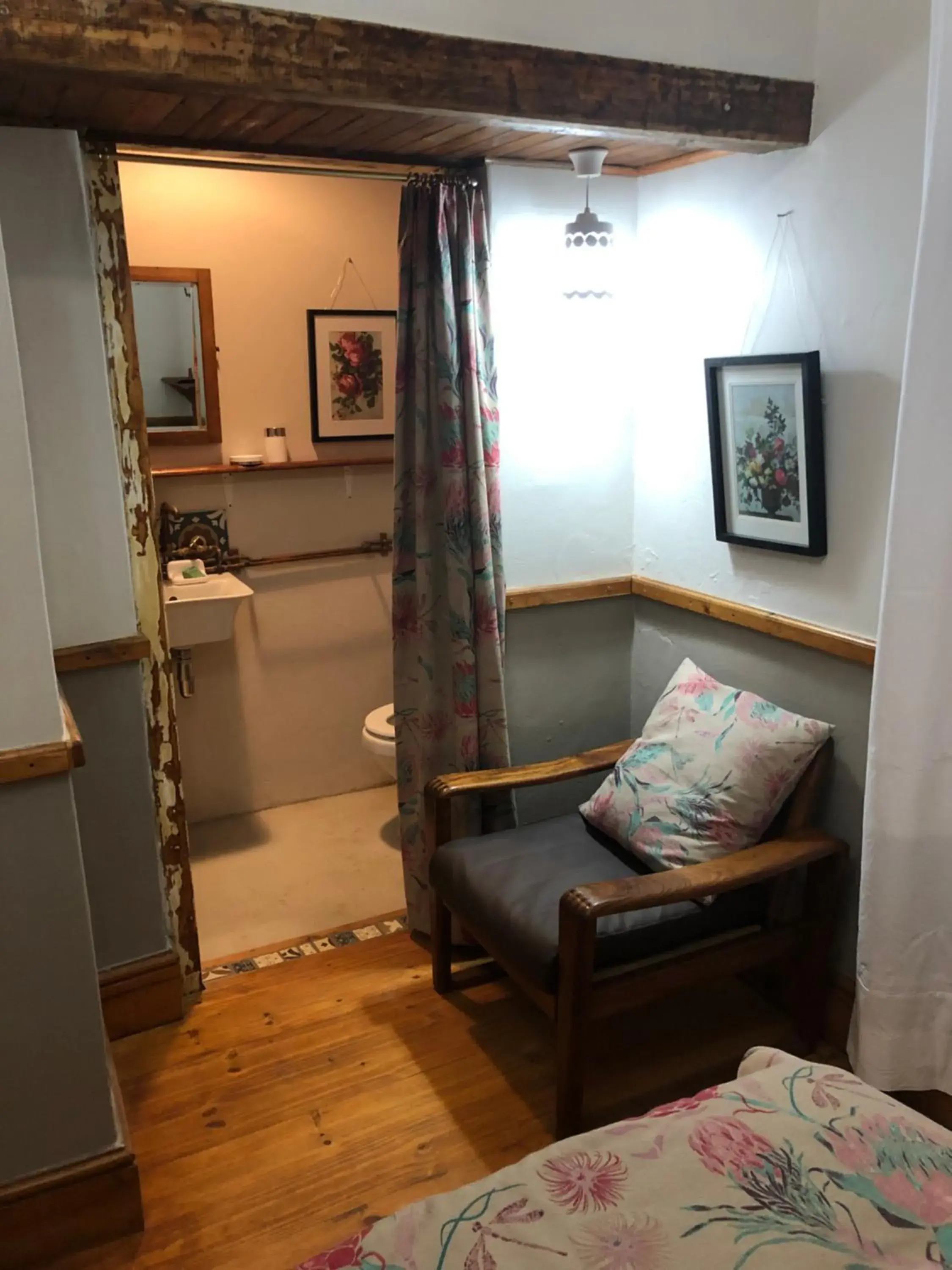 Deluxe Queen Room - single occupancy in Apple and Rose Deluxe Queen Room - single occupancy in Apple and Rose