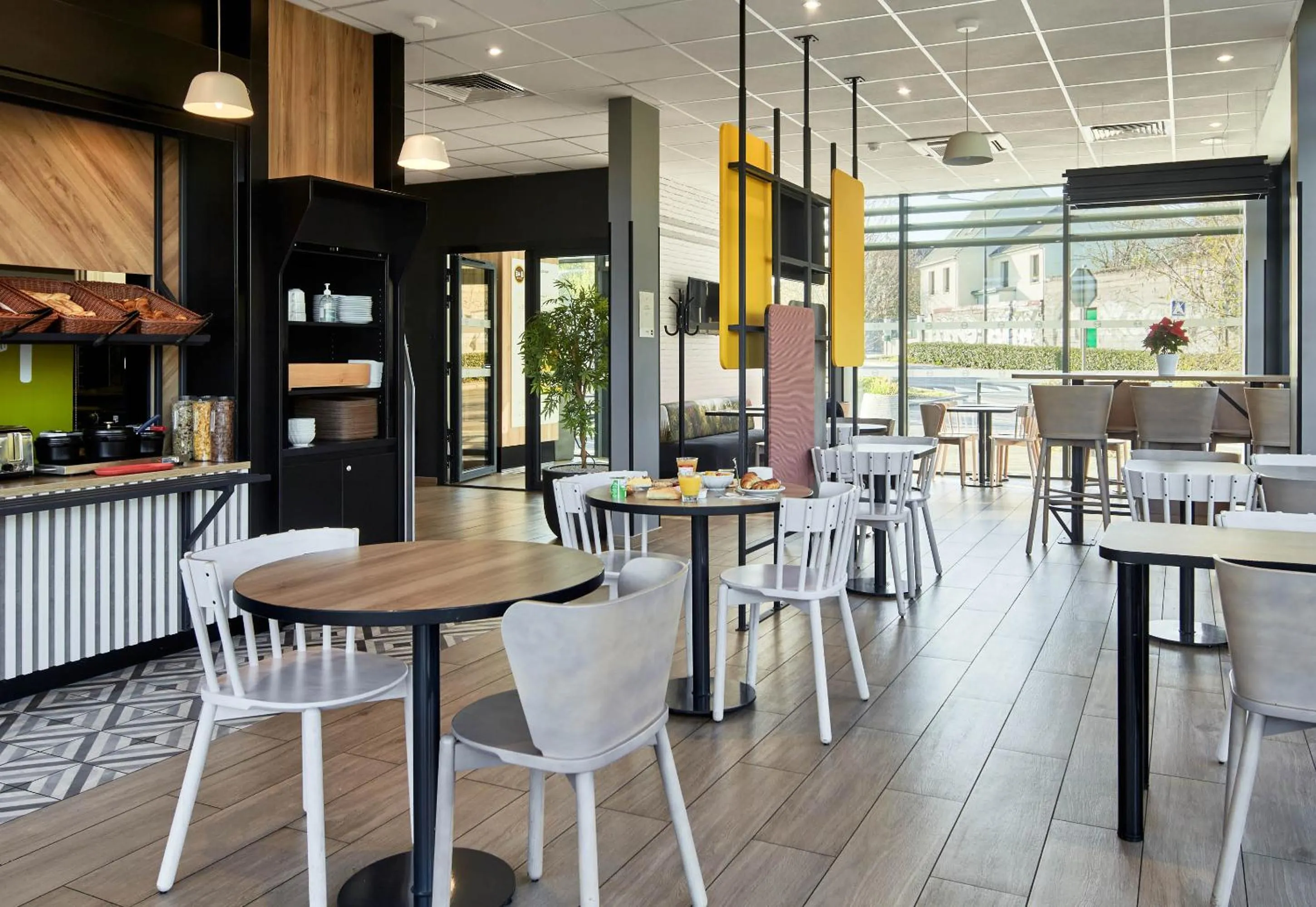 Restaurant/places to eat in B&B HOTEL Igny Palaiseau