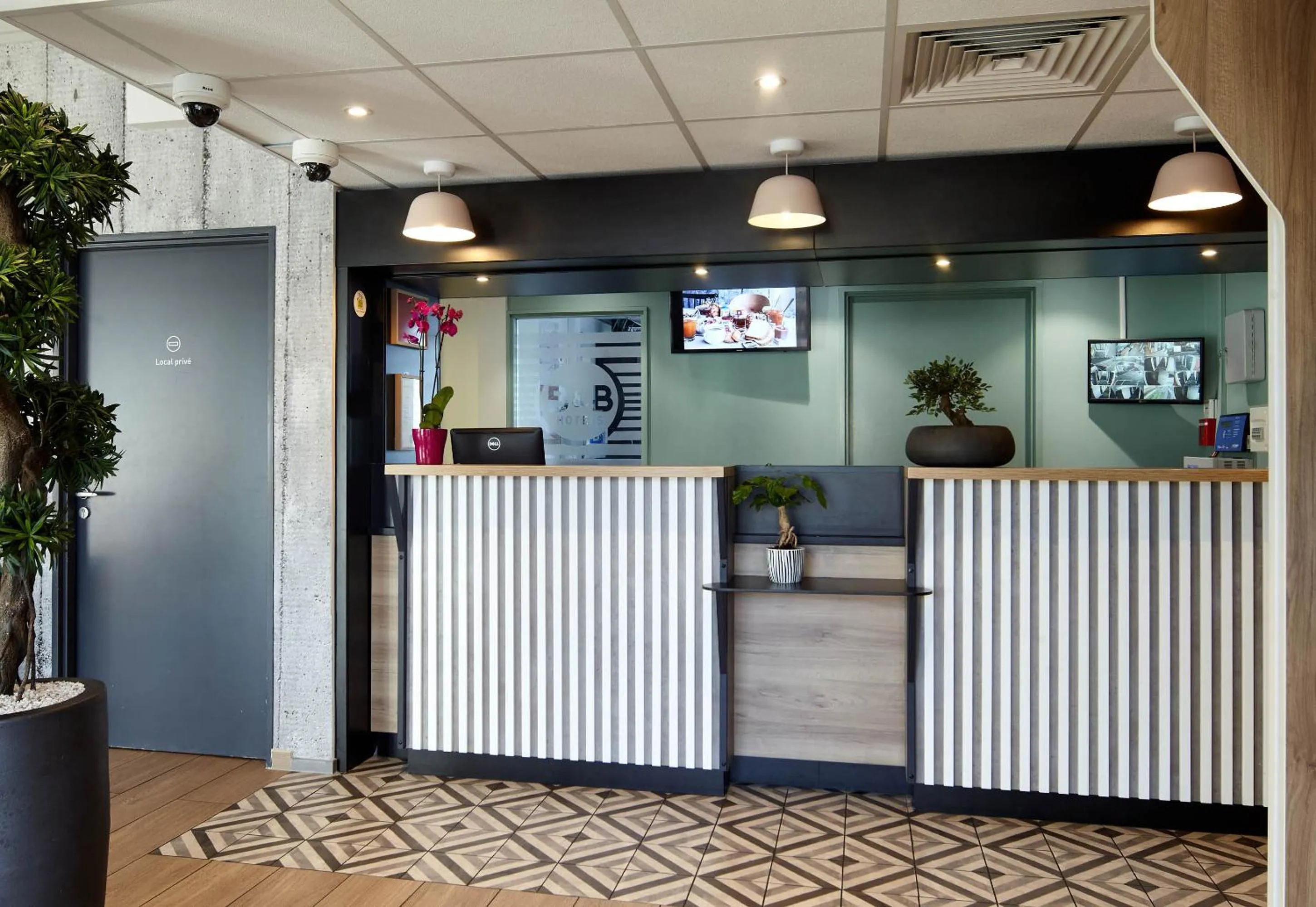Lobby or reception in B&B HOTEL Igny Palaiseau