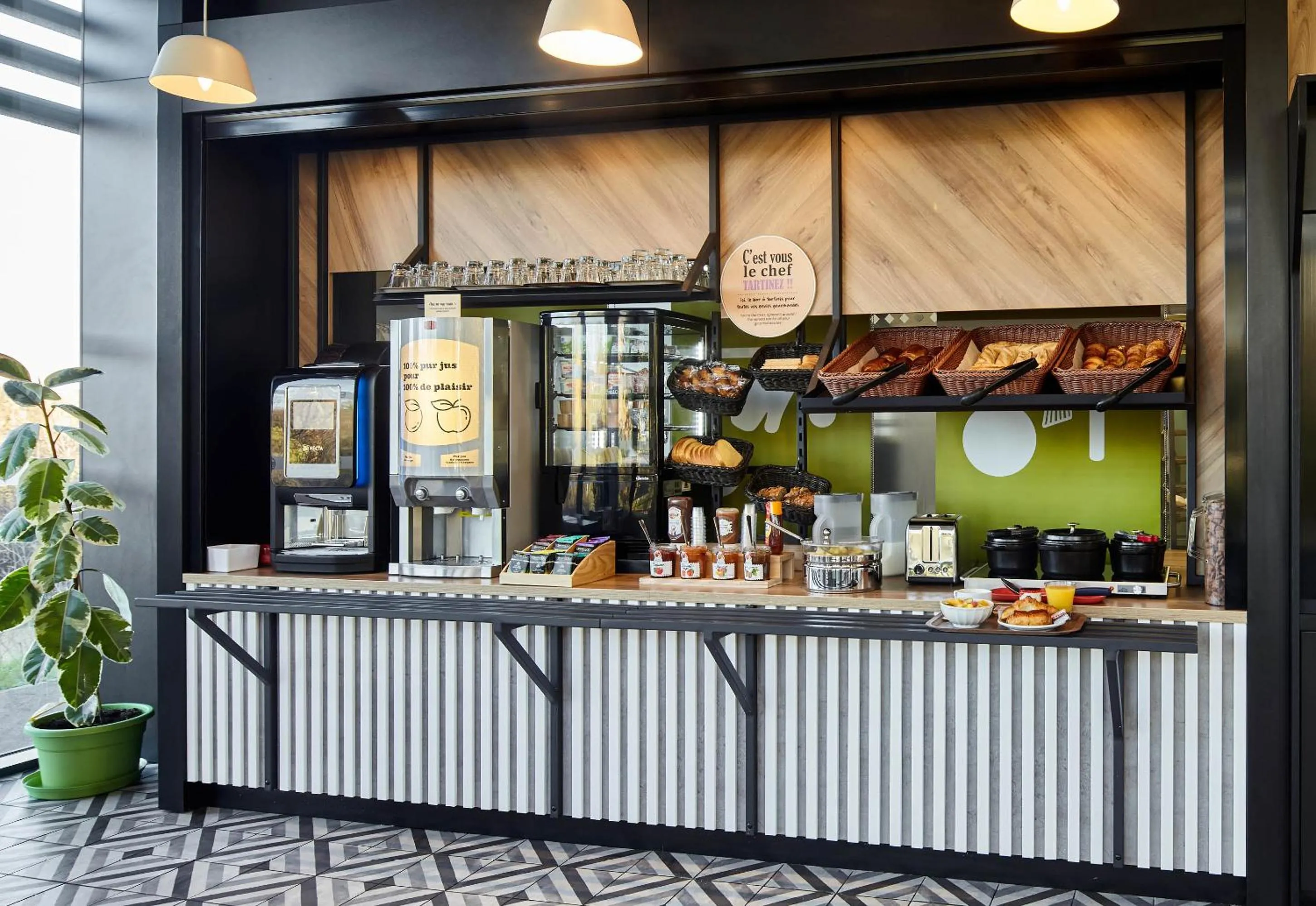 Buffet breakfast in B&B HOTEL Igny Palaiseau