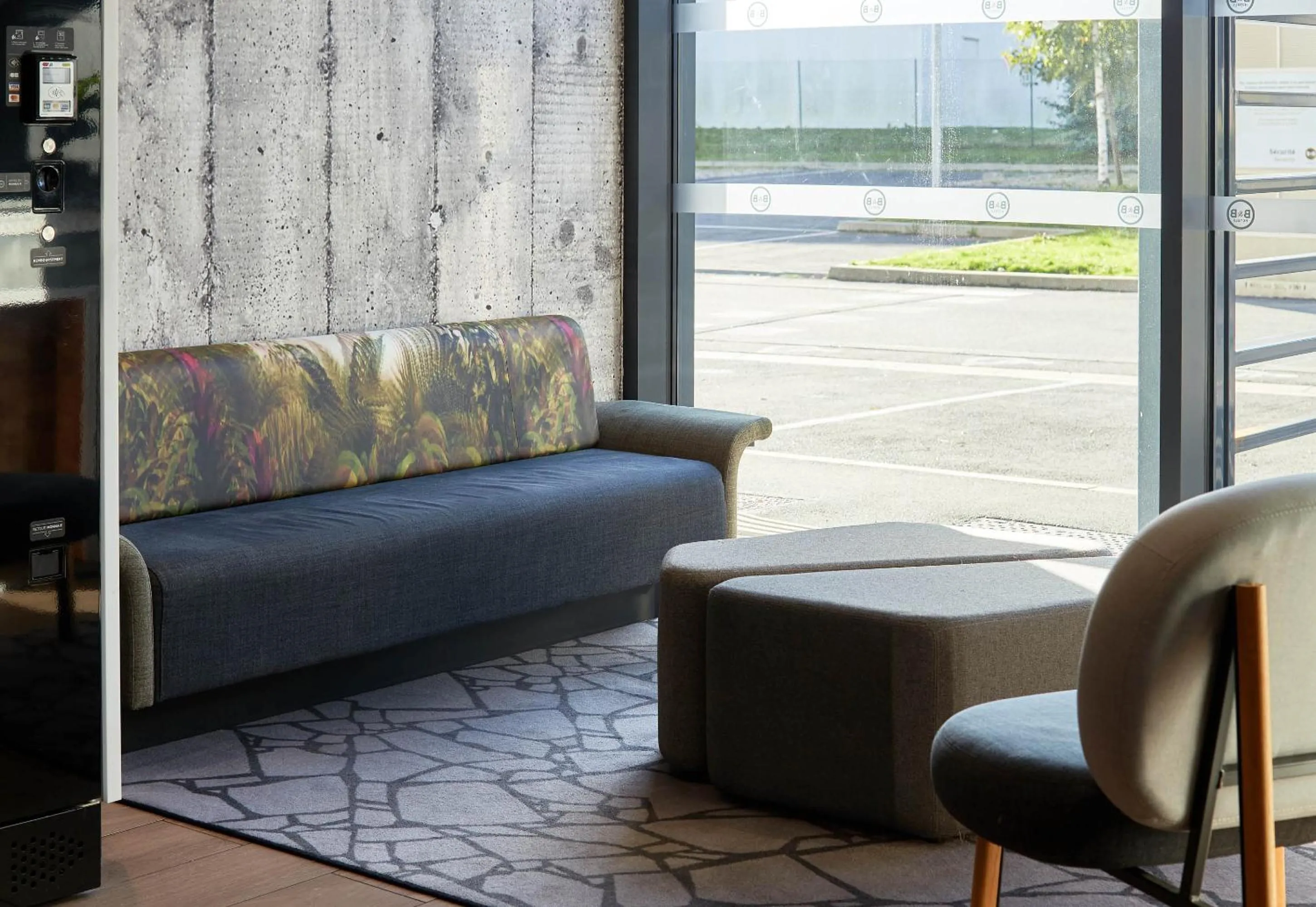 Seating area in B&B HOTEL Igny Palaiseau