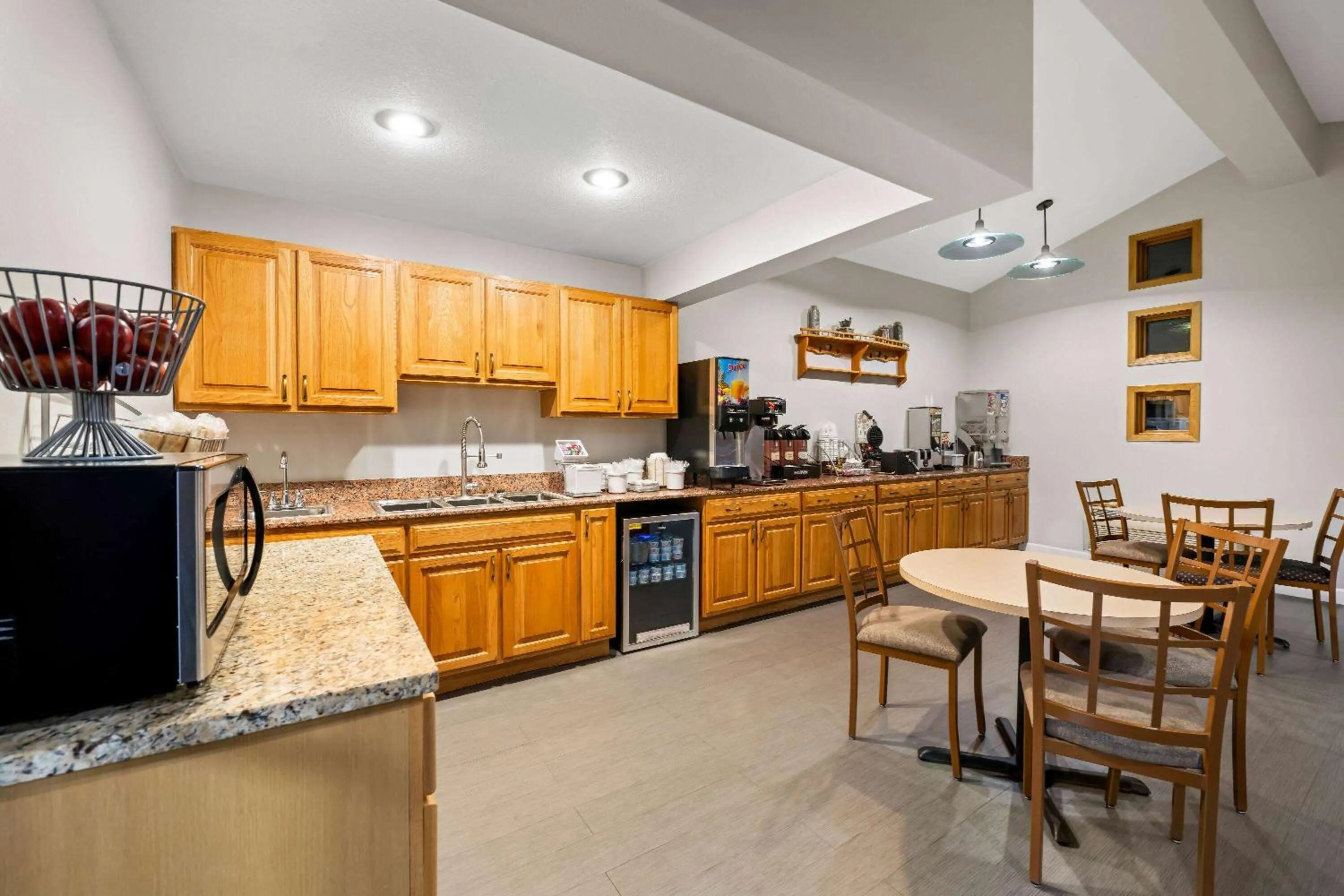 Restaurant/places to eat in Super 8 by Wyndham Waverly