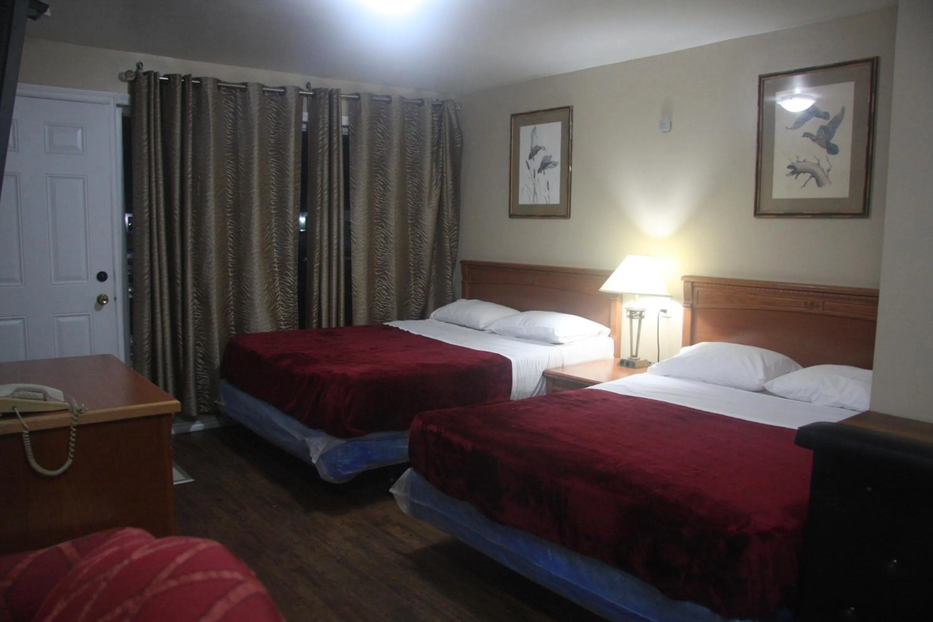 Bed in American Plaza Motel