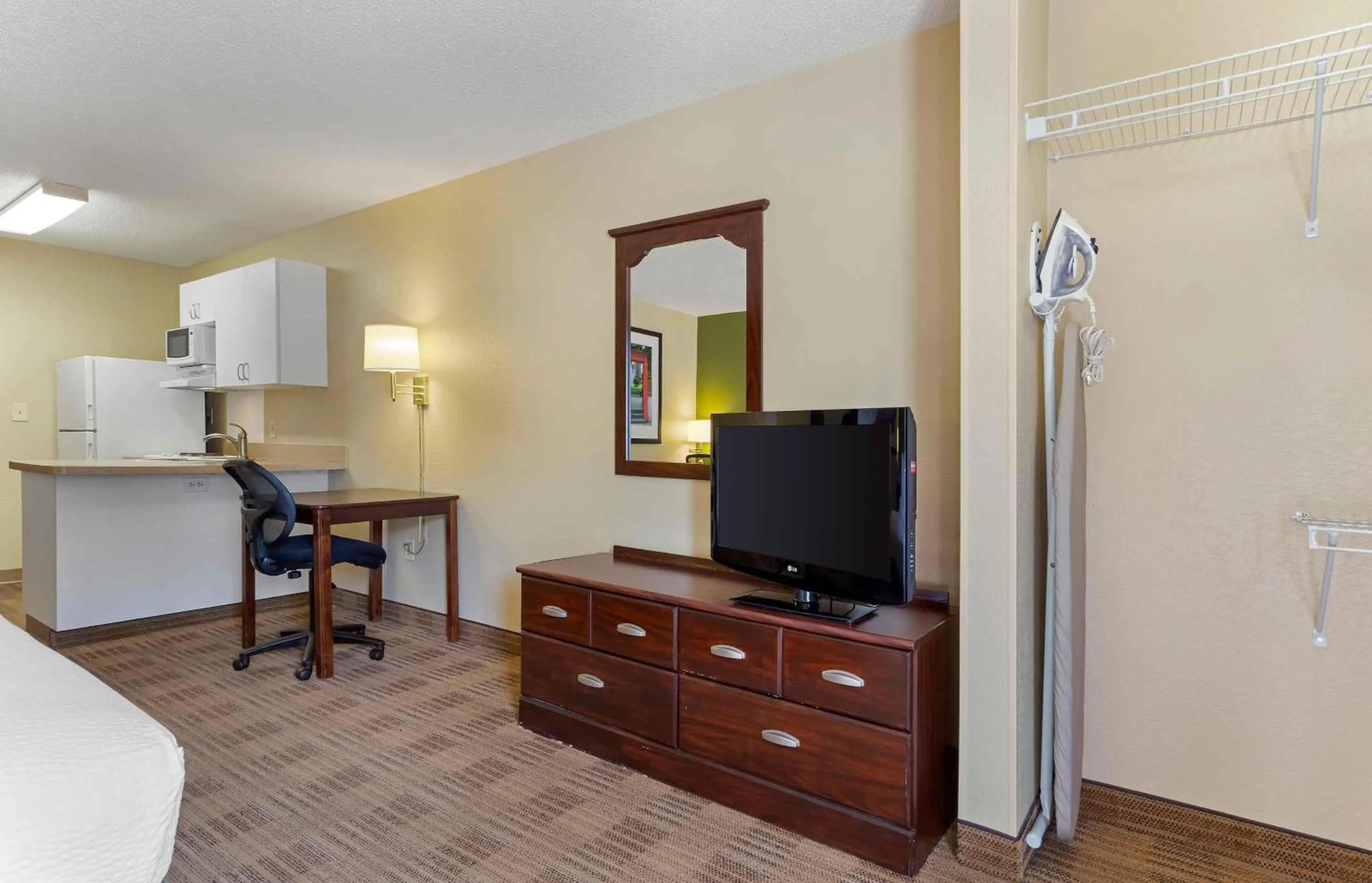 Bedroom in Extended Stay America Suites - Houston - NASA - Johnson Space Center