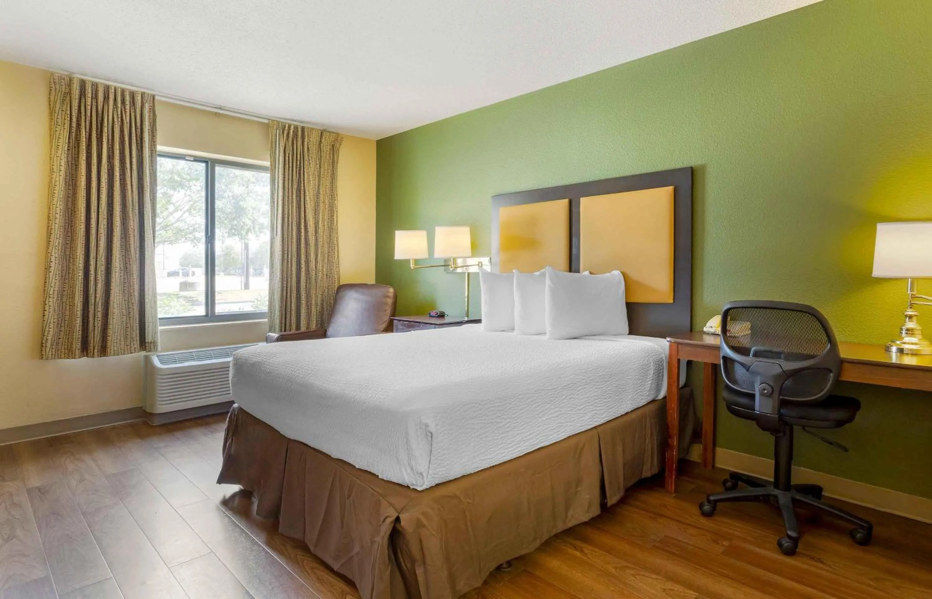 Bedroom, Bed in Extended Stay America Suites - Houston - NASA - Johnson Space Center