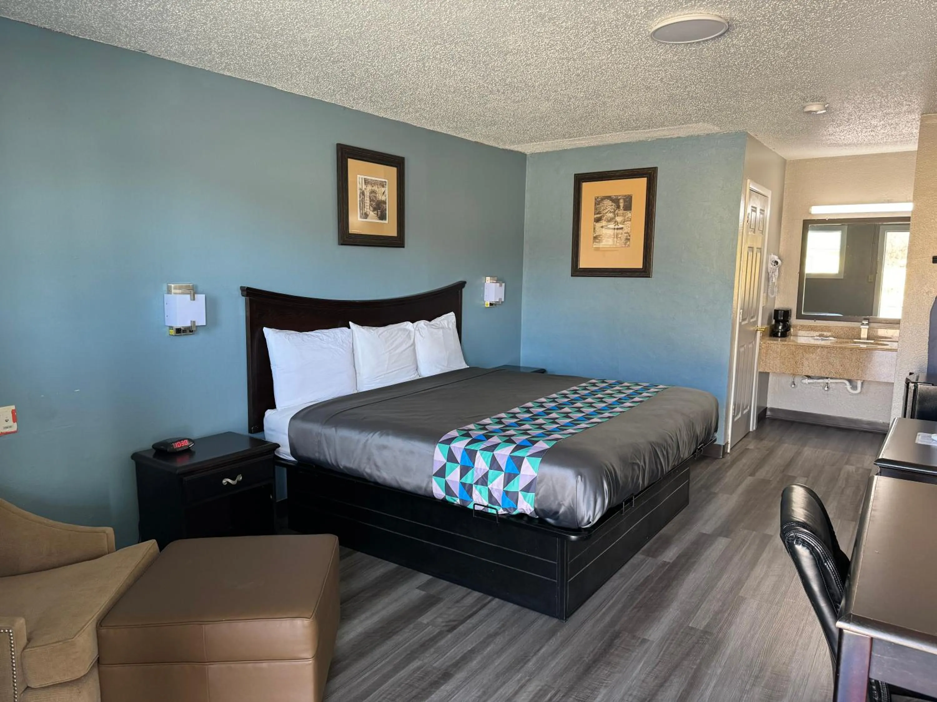 Bedroom, Bed in Kansas Inn