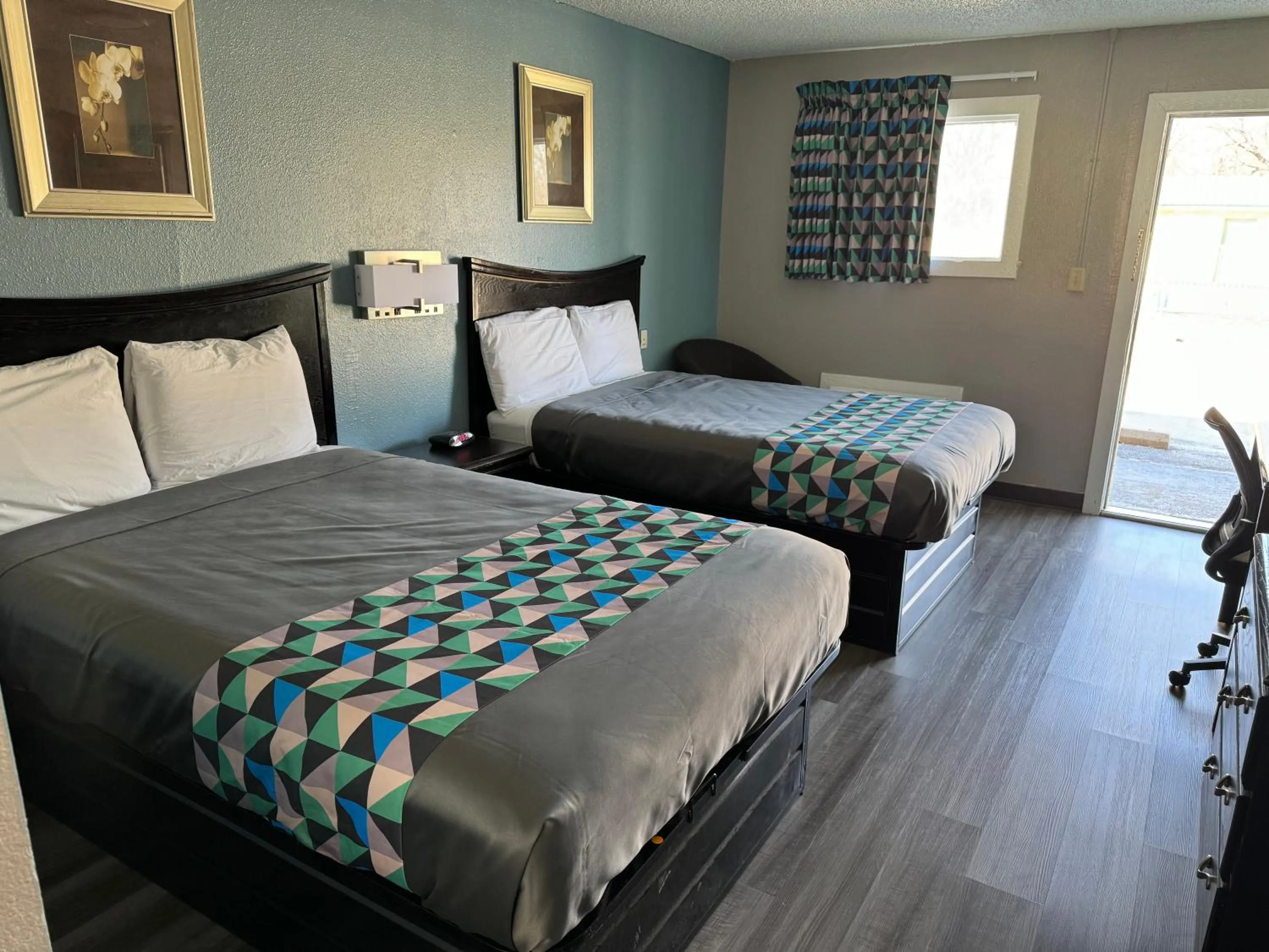 Bedroom, Bed in Kansas Inn