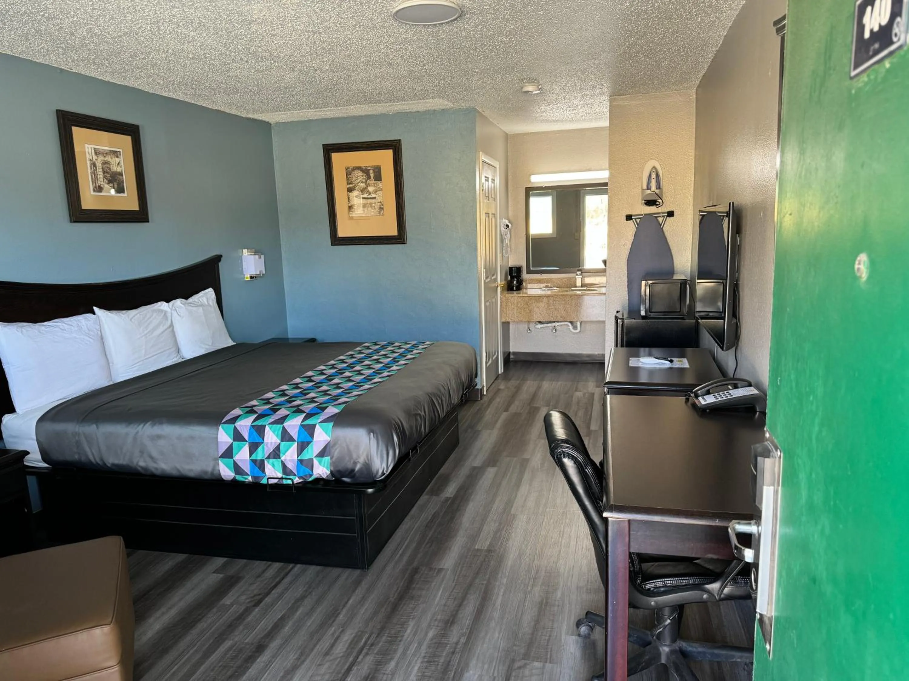 Bedroom, Bed in Kansas Inn