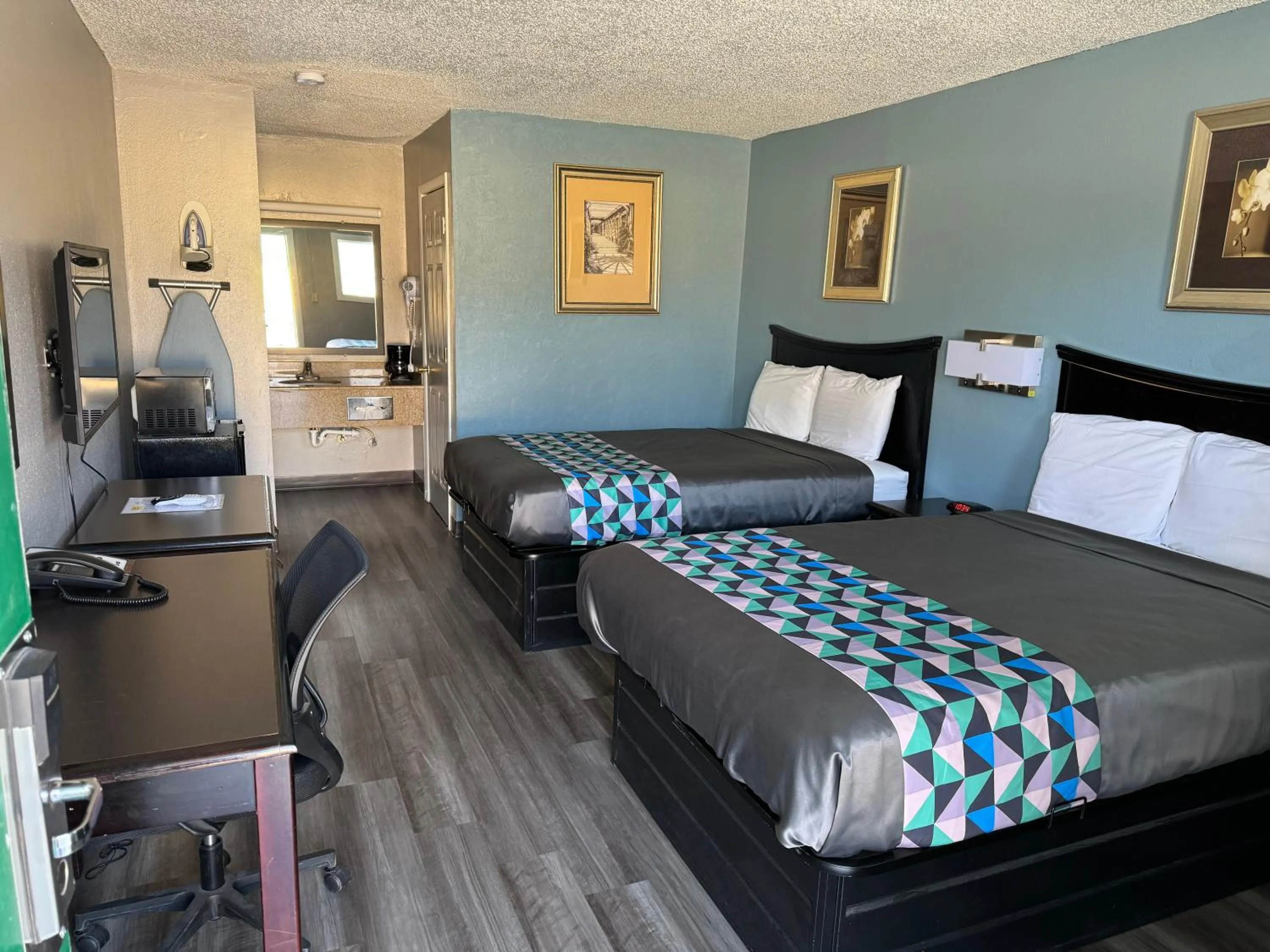 Bedroom, Bed in Kansas Inn