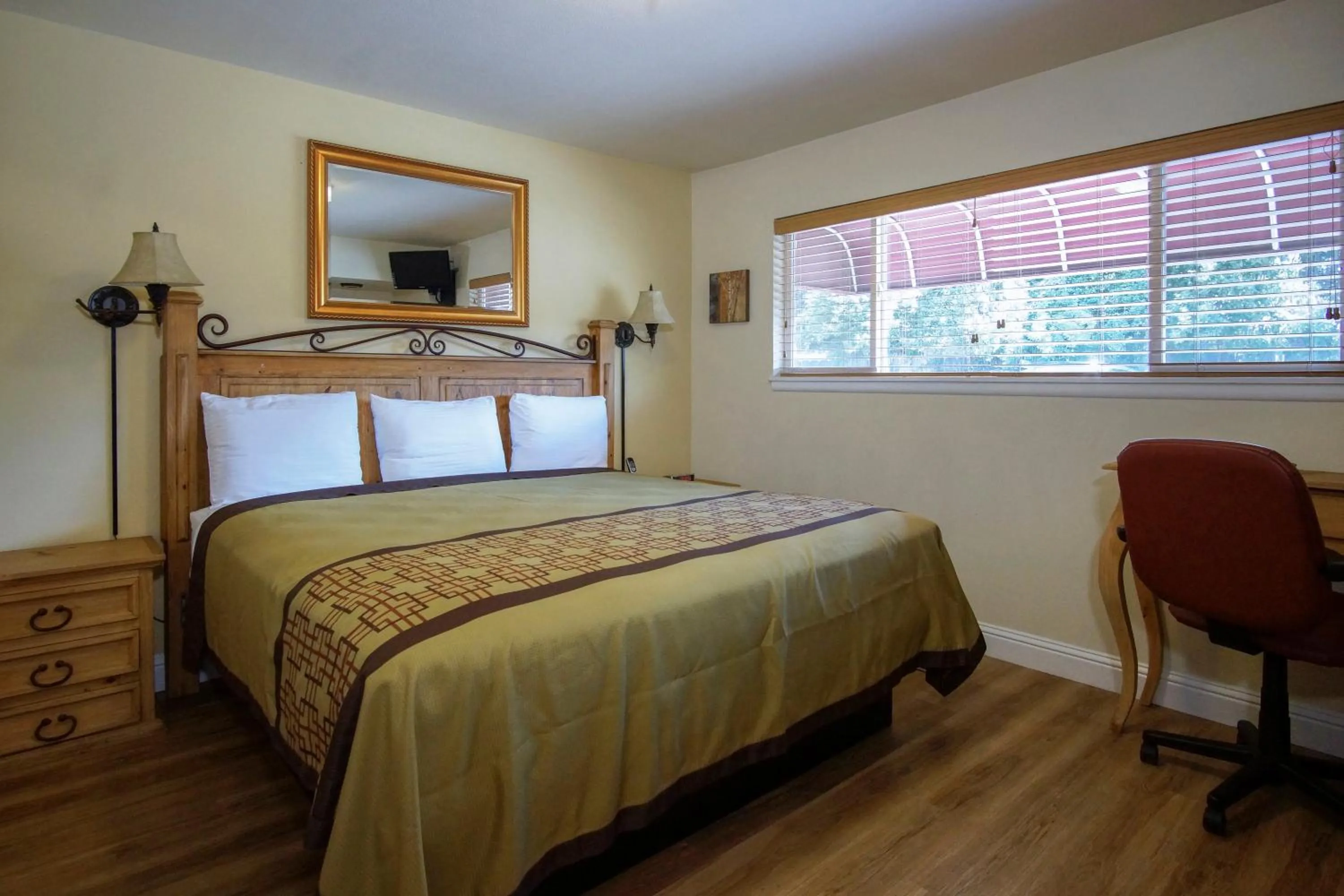 Bed in Charm Motel & Suites