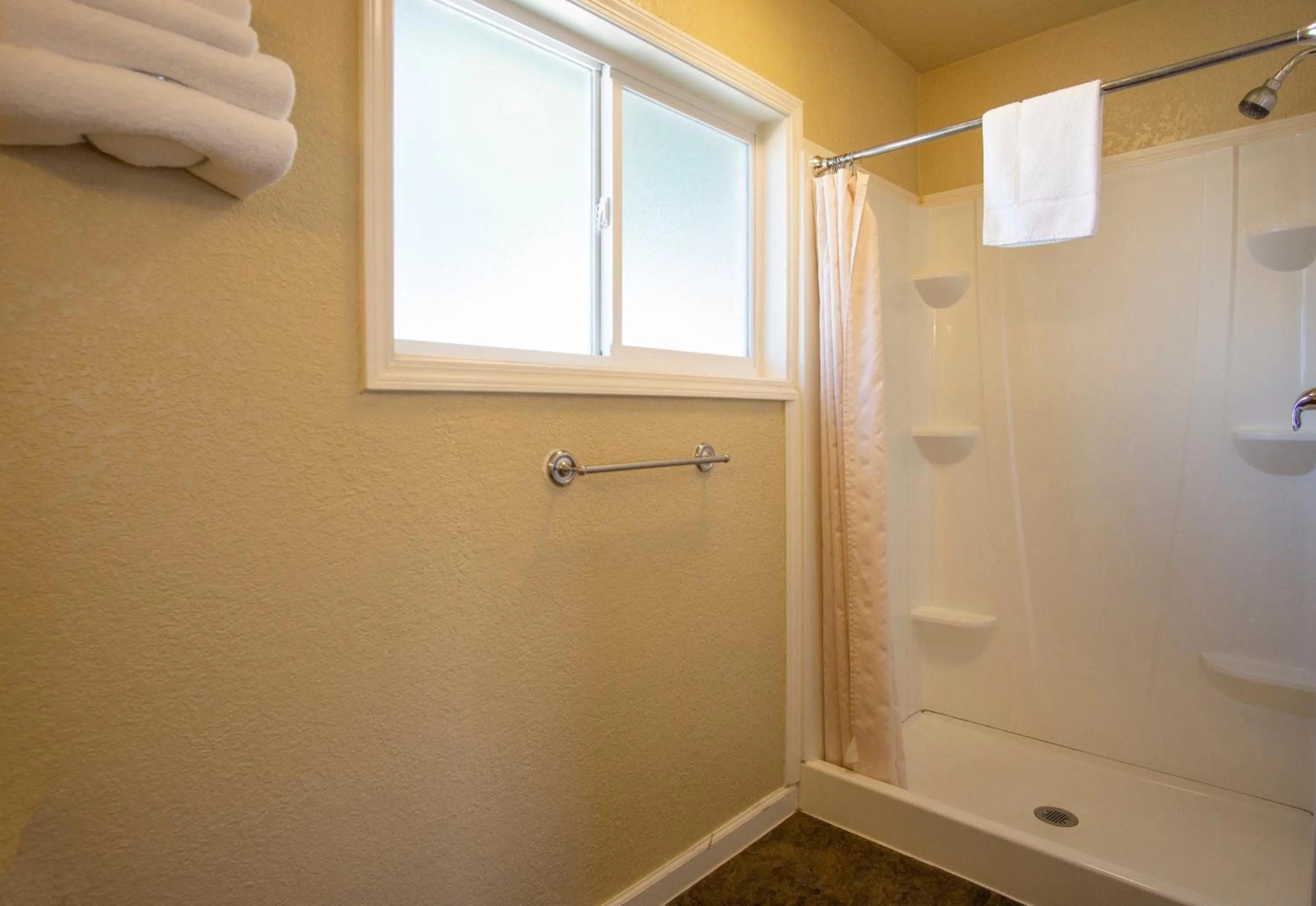 Shower in Charm Motel & Suites